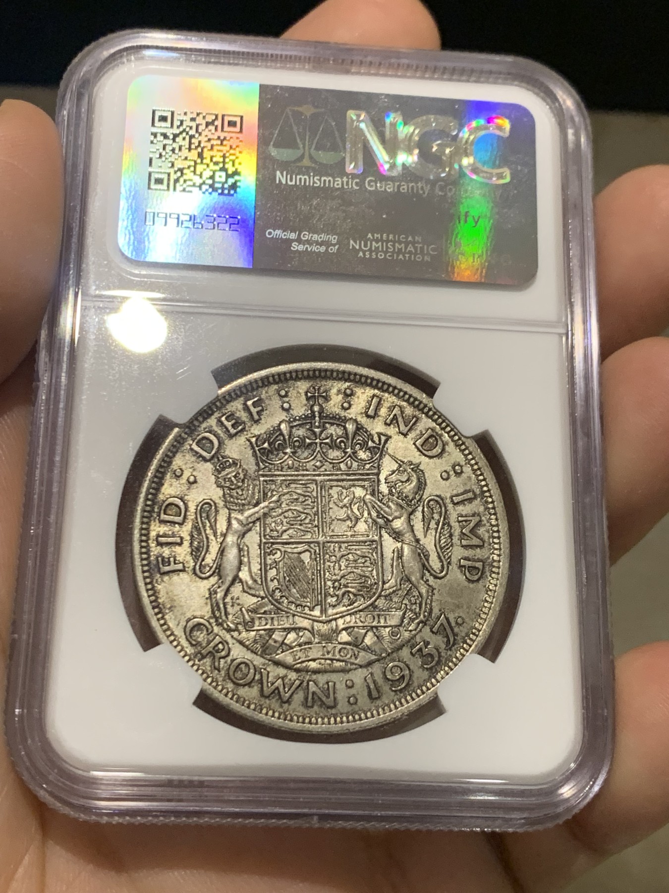 《竞宝斋》第216场-周日，周一 2场 (全场包邮) NGC- MS64 英国1937年乔治六世登基纪念克朗银币，深彩包浆，光度很强。64及以上的登基很少。
