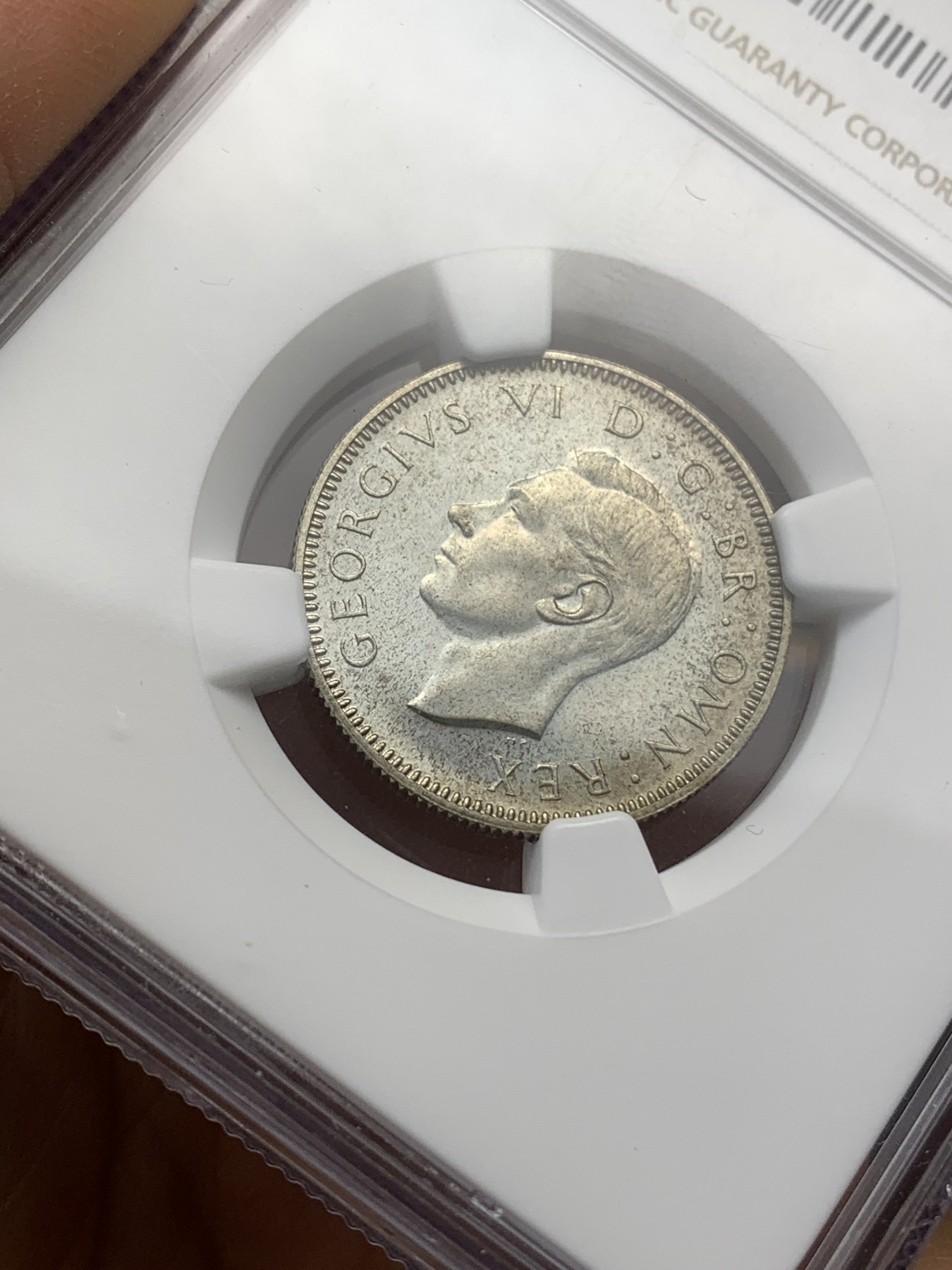 《竞宝斋》第216场-周日，周一 2场 (全场包邮) NGC-PF62 英国1937年乔治六世坐狮精制1先令银币 蓝彩