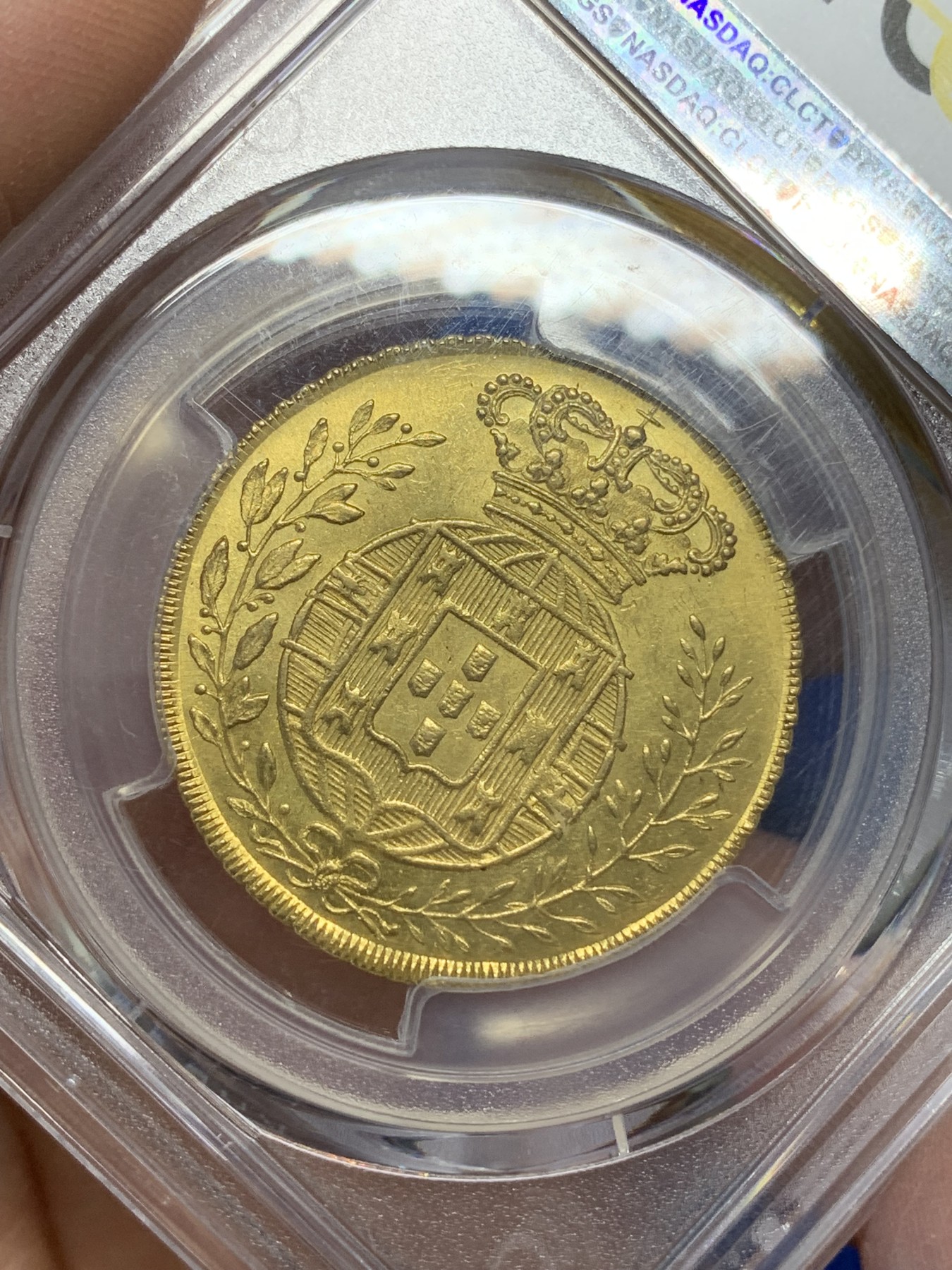 《竞宝斋》第216场-周日，周一 2场 (全场包邮) PCGS MS63 葡萄牙1824年若昂六世PECA金币 葡萄牙本土最大金币，与4埃斯库多制型相同，BU品，金光闪闪