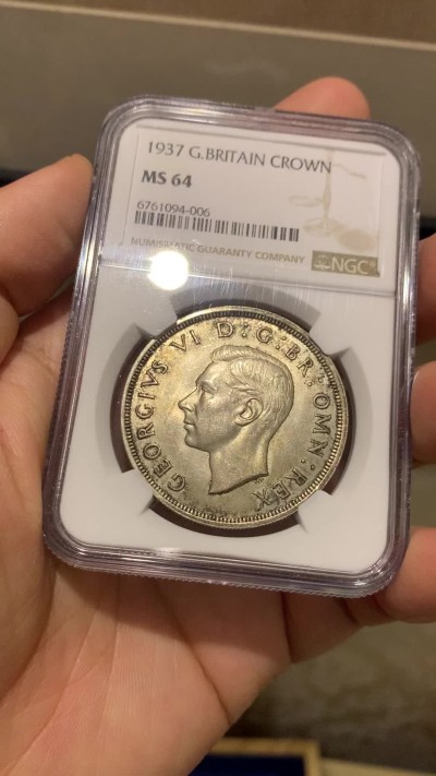 《竞宝斋》第216场-周日，周一 2场 (全场包邮) NGC- MS64 英国1937年乔治六世登基纪念克朗银币，深彩包浆，光度很强。64及以上的登基很少。