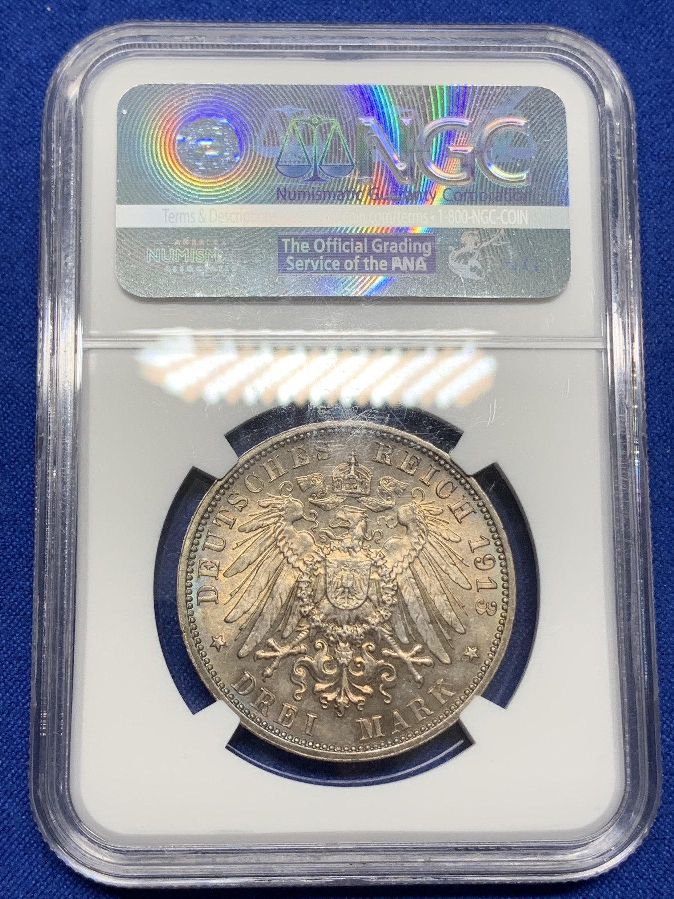 《竞宝斋》第216场-周日，周一 2场 (全场包邮) NGC-MS64 德国1913年萨克森建功碑3马克大银币，莱比锡战役战胜拿破仑百年纪念。绚丽环五彩包浆，转光丝滑，状态喜人。