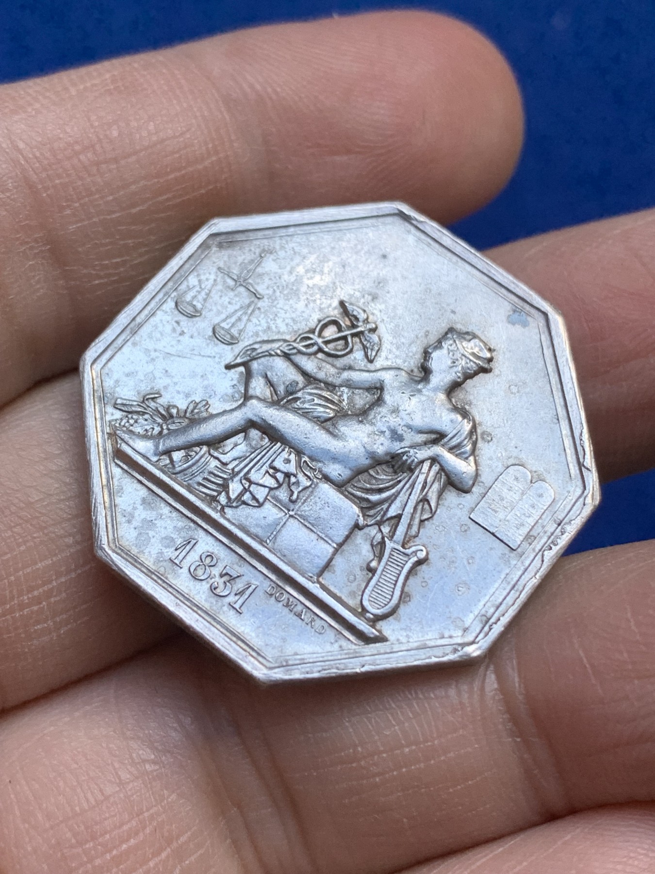 《竞宝斋》八角与章专场 第217场-周日，周一 2场 (全场包邮) 法国政府法律与法律专员银质八角代币，15.84g，30.7mm，手指边铭