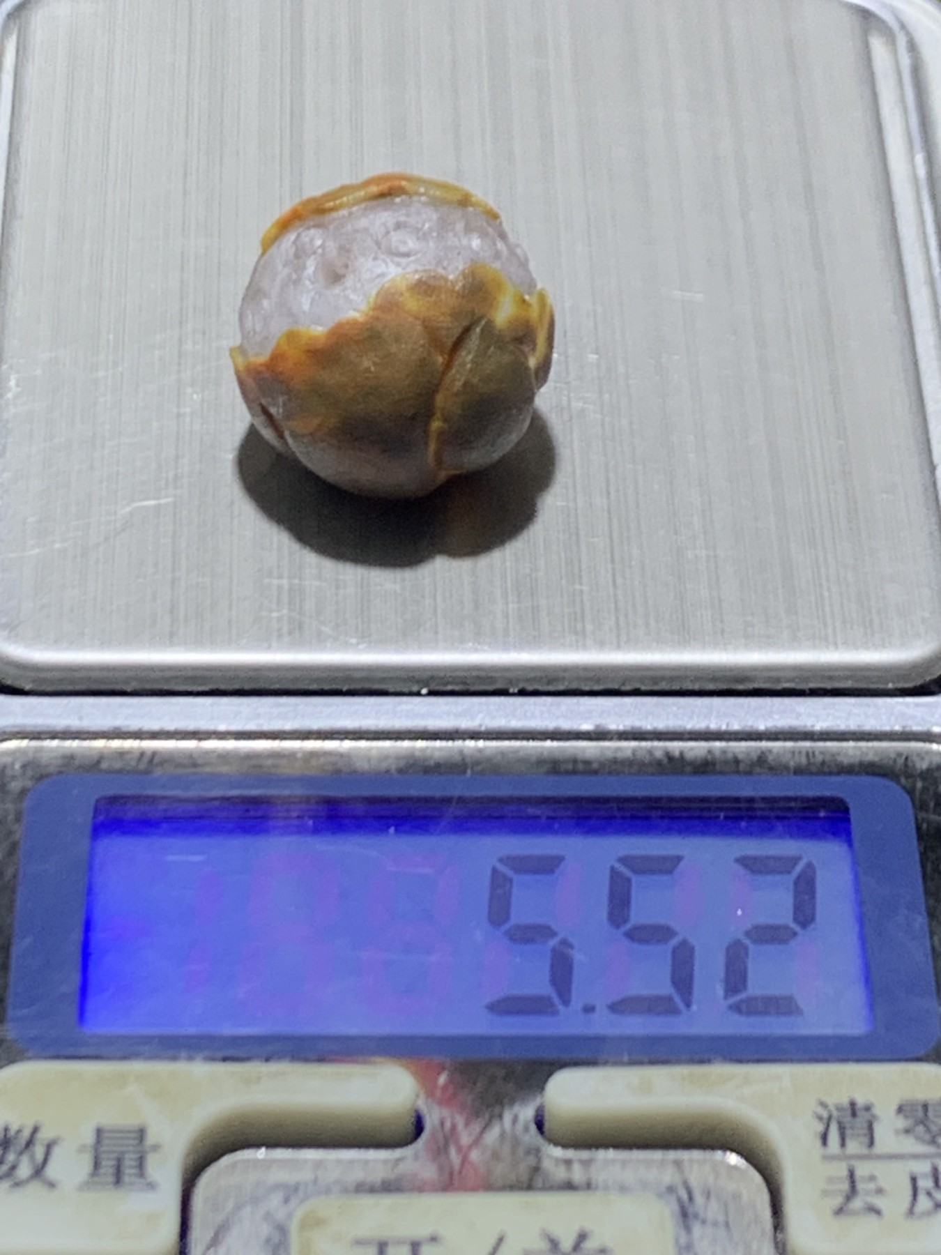 精美亚光冰飘战国红玛瑙手工俏色巧雕含苞待放莲子圆珠一颗！