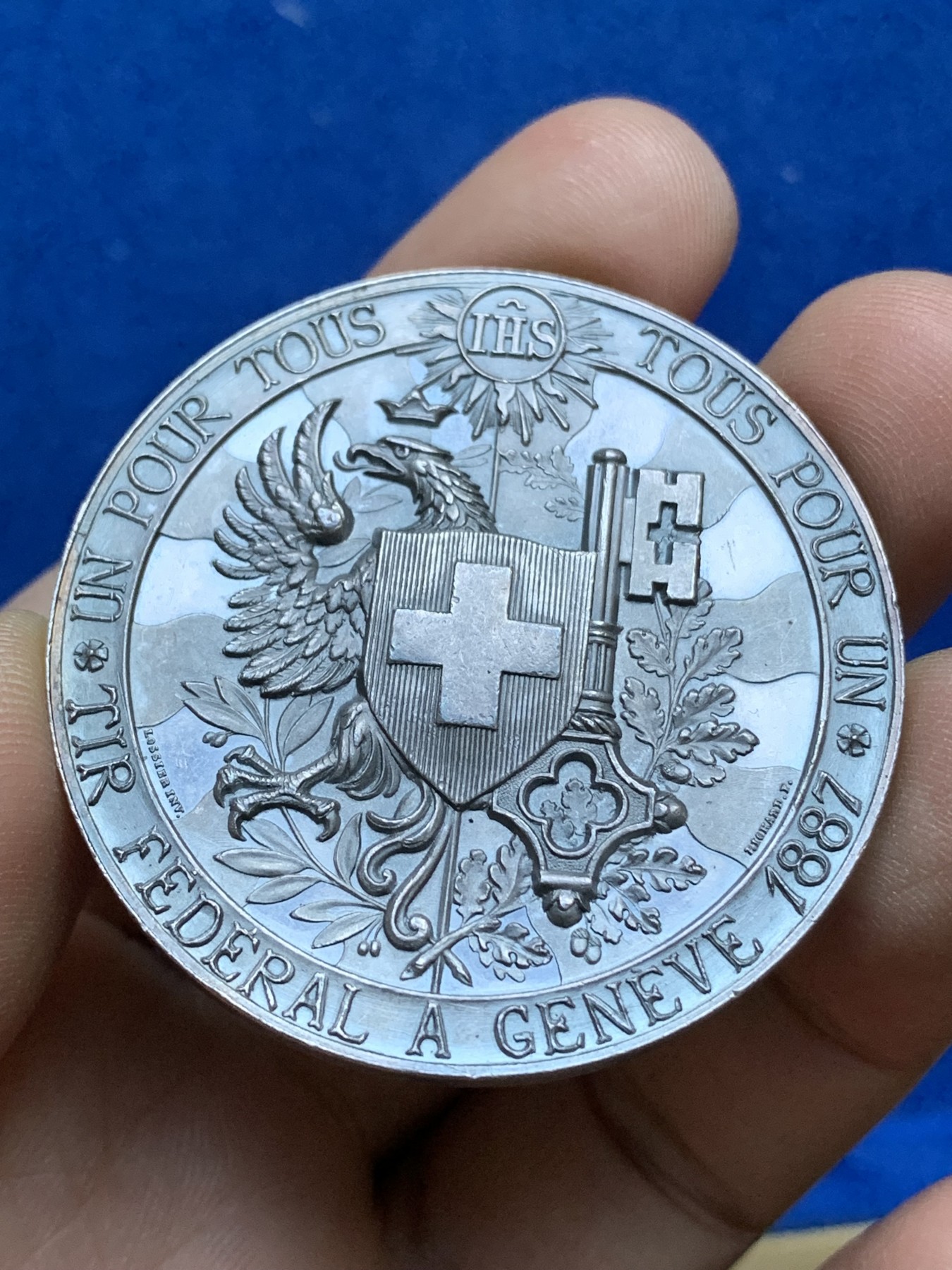 《竞宝斋》八角与章专场 第217场-周日，周一 2场 (全场包邮) 瑞士日内瓦射击节高浮雕银章，37.58g，45.4mm ，正面上方一条线留银