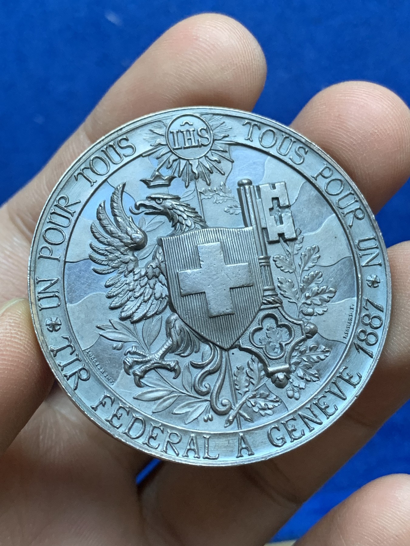 《竞宝斋》八角与章专场 第217场-周日，周一 2场 (全场包邮) 瑞士日内瓦射击节高浮雕银章，37.58g，45.4mm ，正面上方一条线留银