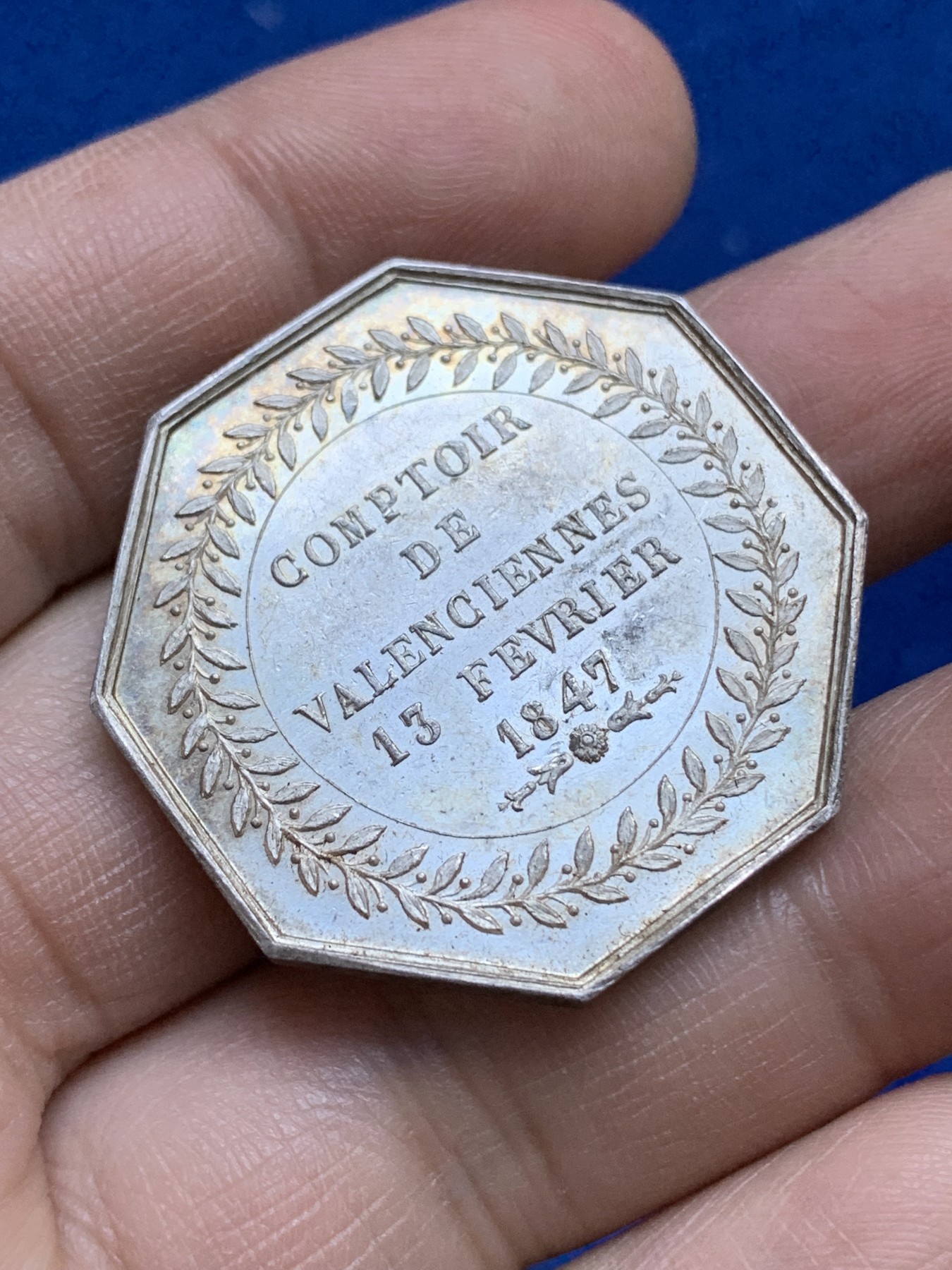 《竞宝斋》八角与章专场 第217场-周日，周一 2场 (全场包邮) 法国保险信用联盟八角银质代币，18.81g，34.4mm，手指边铭，超高浮雕的设计，少见的墨丘利女性形象，细节极好，五彩包浆