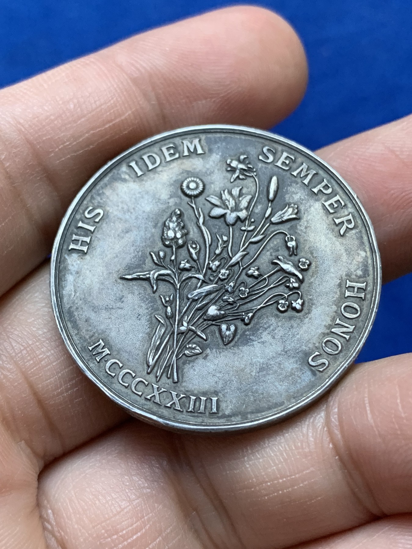 《竞宝斋》八角与章专场 第217场-周日，周一 2场 (全场包邮) 法国图卢兹花卉银质jeton，23.38g，35.7mm，丰饶角2银标，边有磕