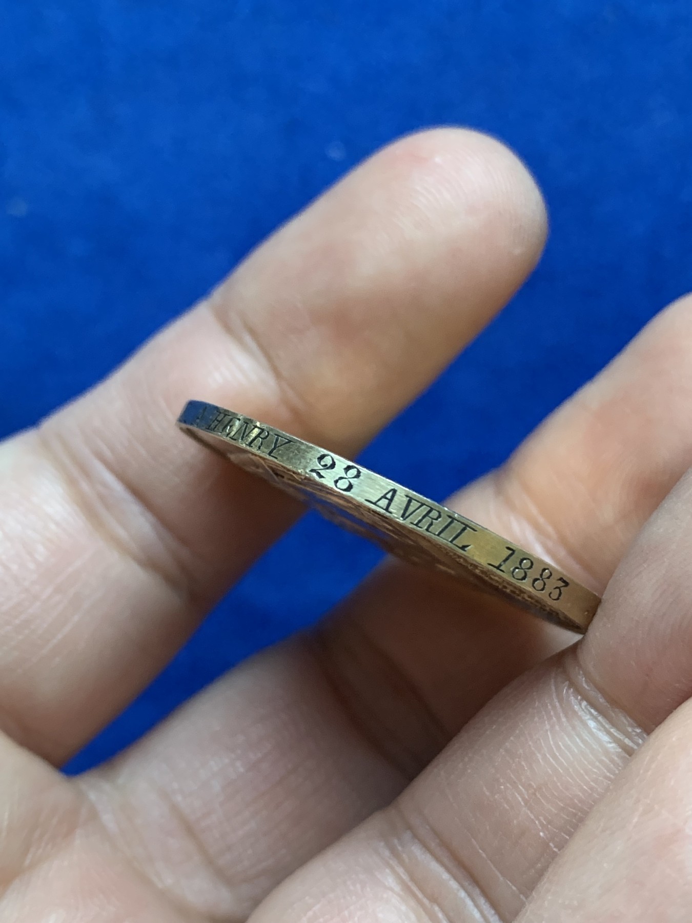 《竞宝斋》八角与章专场 第217场-周日，周一 2场 (全场包邮) 法国结婚纪念镀金银章，13.97g，31.8mm，手指边铭