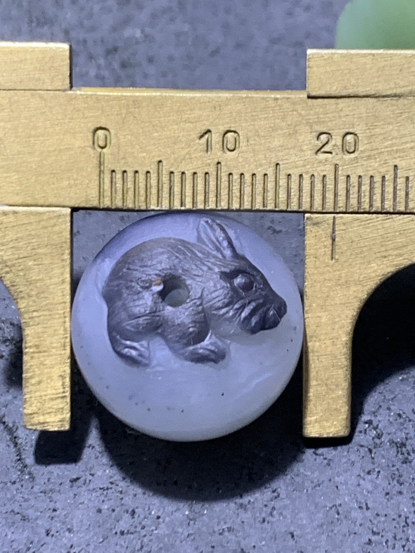 精美高玉化水墨纹亚光海洋玉髓手工俏色巧雕玉兔（兔飞猛进）随形2.0圆珠一个！