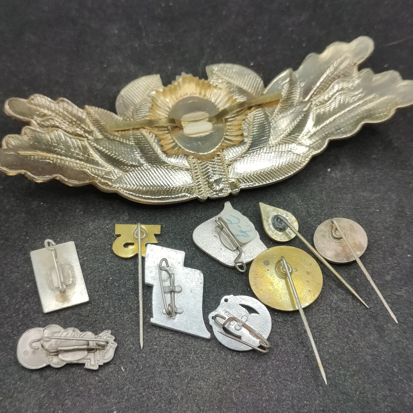 全场0元起拍 第110期 咸鱼国勋章拍卖专场 11月19日（周三）下午6：00开始 哈萨克斯坦将官礼服帽徽 +徽章杂物 十个