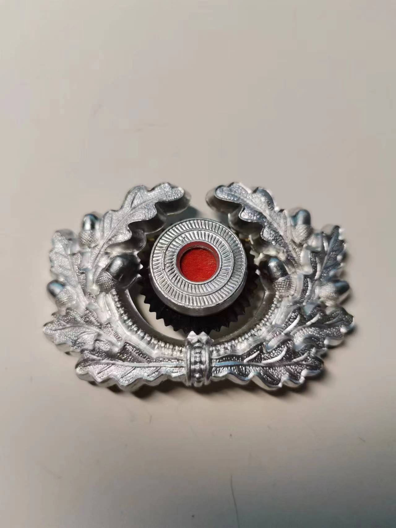 阿娜斯塔西亚军事题材拍卖第四期 德三国防军士官中期铝质大檐帽帽徽（极美品编号7）