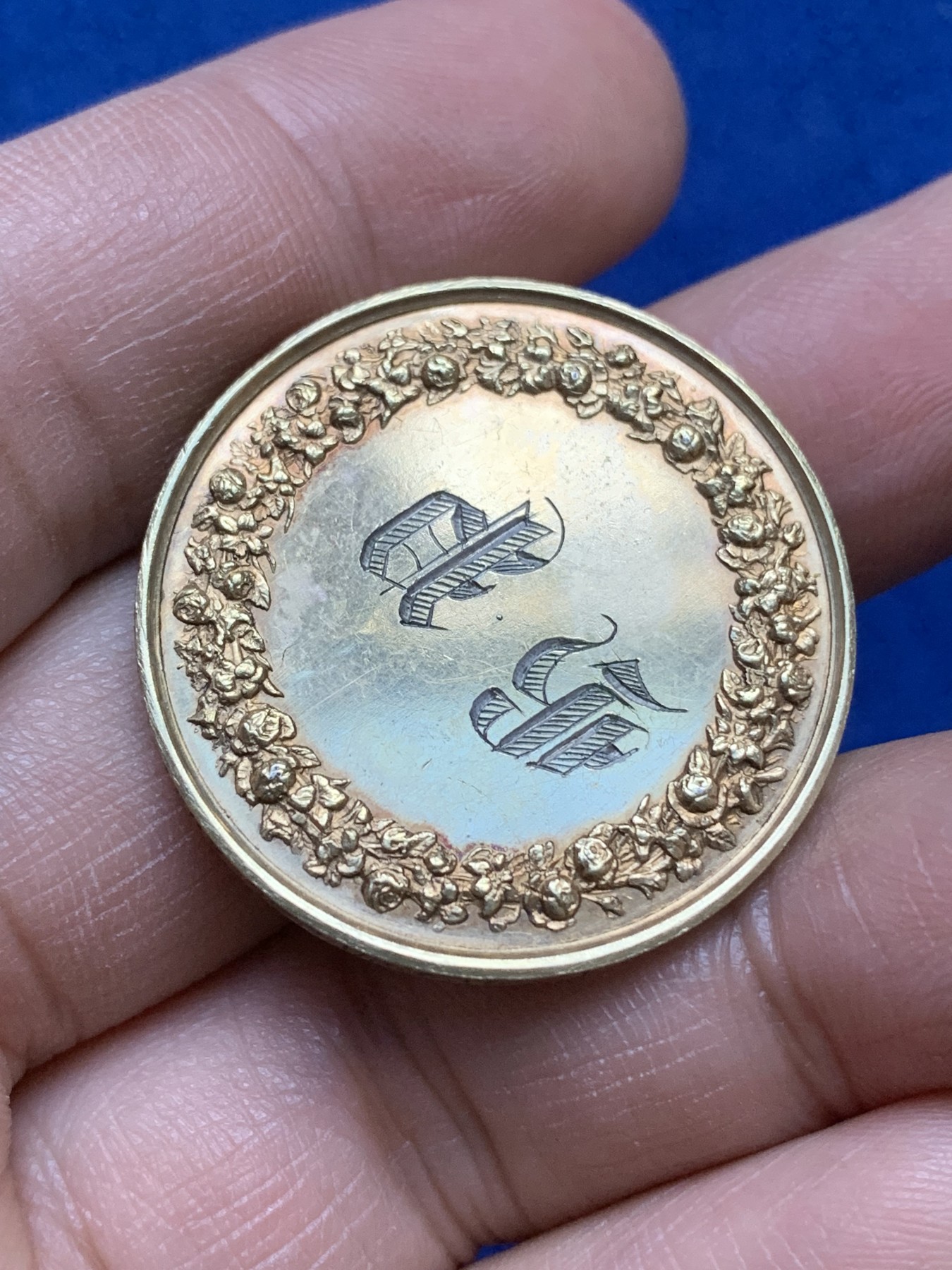 《竞宝斋》八角与章专场 第217场-周日，周一 2场 (全场包邮) 法国结婚纪念镀金银章，13.97g，31.8mm，手指边铭