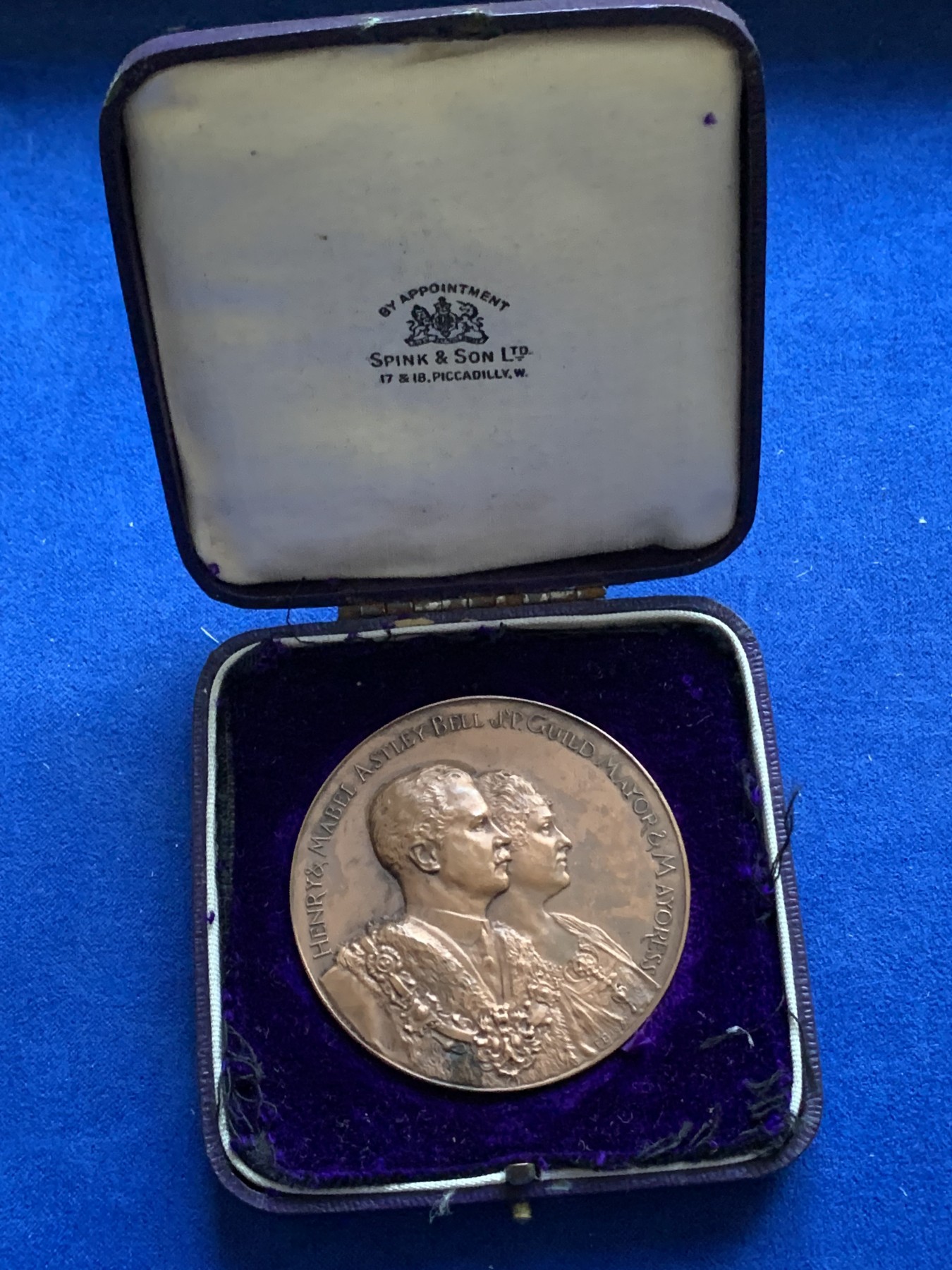 《竞宝斋》八角与章专场 第217场-周日，周一 2场 (全场包邮) 英国普雷斯顿商人公会铜章，正面是普雷斯顿市长和女市长的连体肖像，66.2g，51.1mm