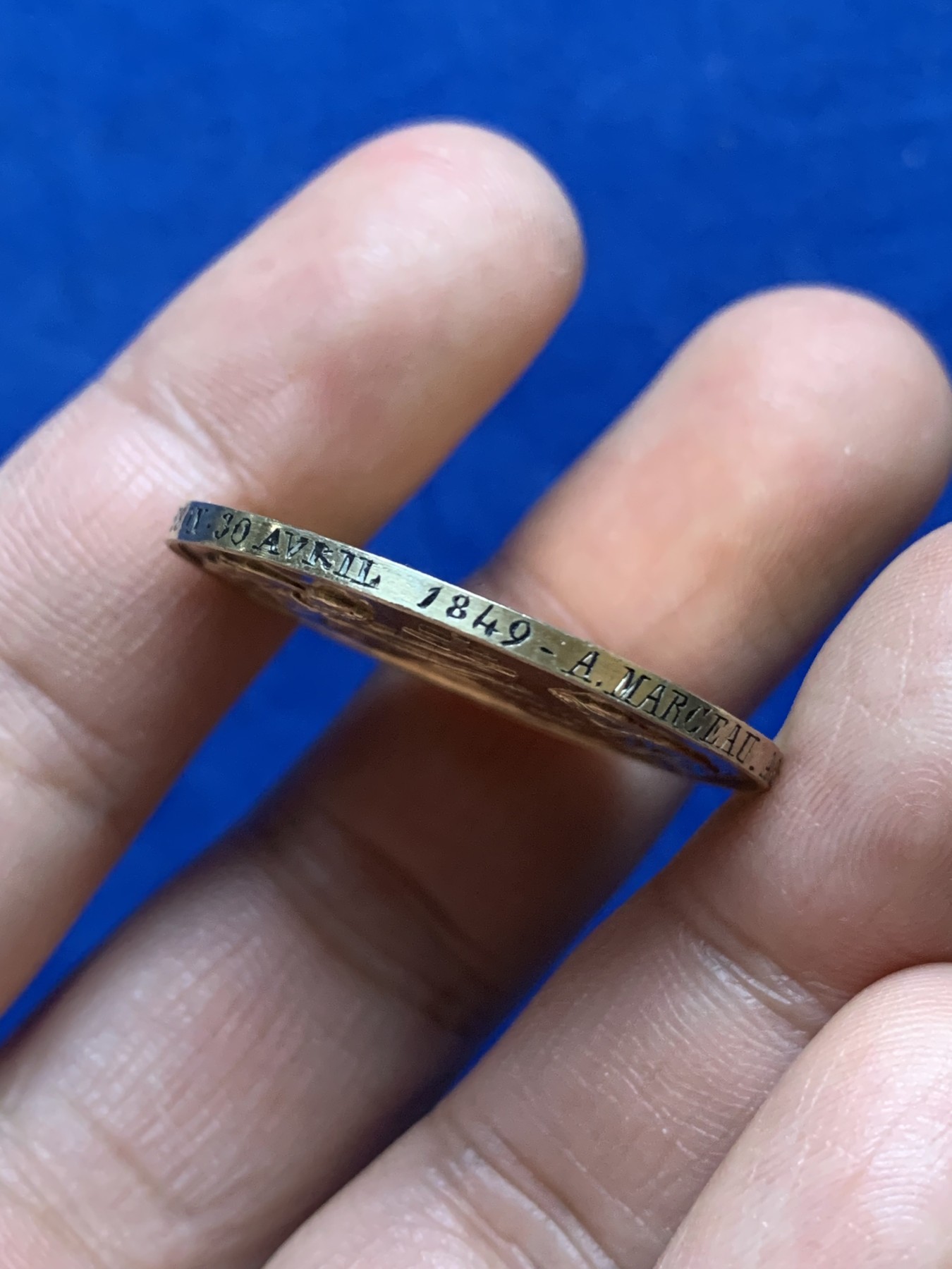 《竞宝斋》八角与章专场 第217场-周日，周一 2场 (全场包邮) 法国结婚纪念镀金银章，13.97g，31.8mm，手指边铭