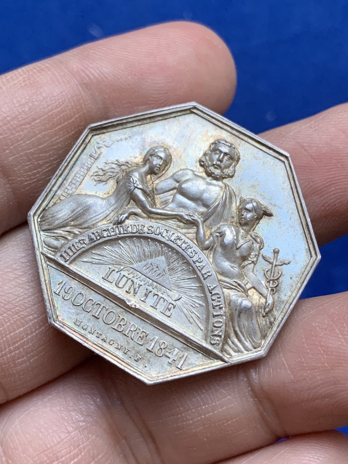 《竞宝斋》八角与章专场 第217场-周日，周一 2场 (全场包邮) 法国保险信用联盟八角银质代币，18.81g，34.4mm，手指边铭，超高浮雕的设计，少见的墨丘利女性形象，细节极好，五彩包浆