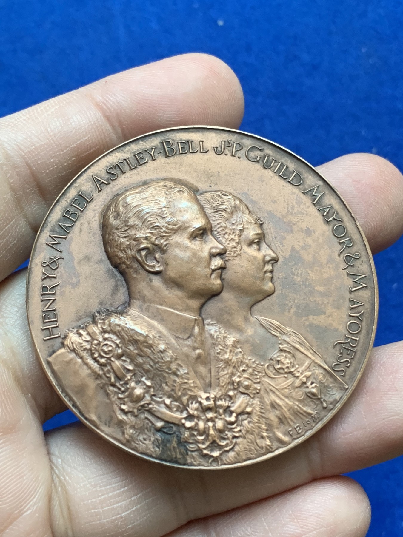 《竞宝斋》八角与章专场 第217场-周日，周一 2场 (全场包邮) 英国普雷斯顿商人公会铜章，正面是普雷斯顿市长和女市长的连体肖像，66.2g，51.1mm