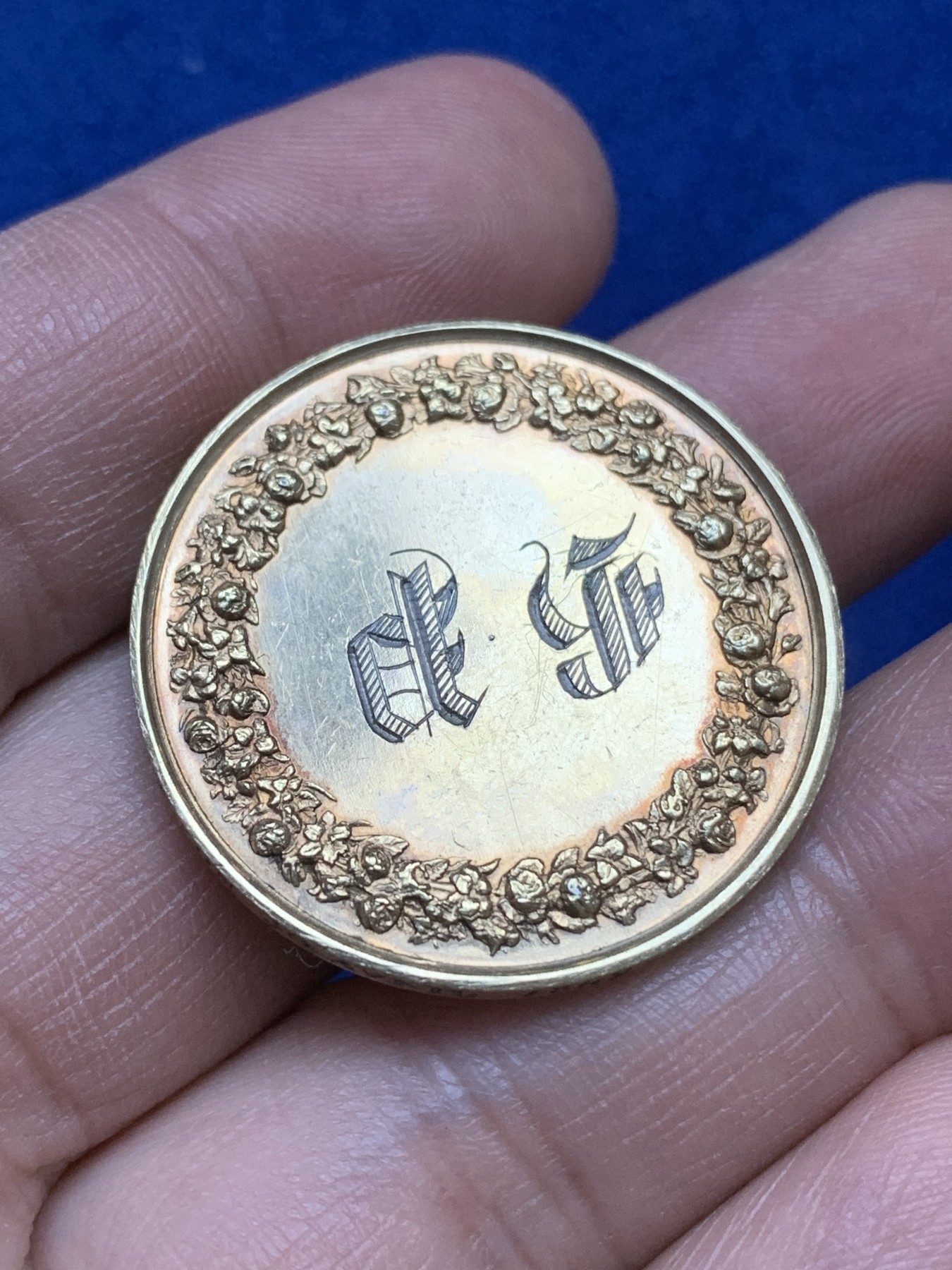 《竞宝斋》八角与章专场 第217场-周日，周一 2场 (全场包邮) 法国结婚纪念镀金银章，13.97g，31.8mm，手指边铭