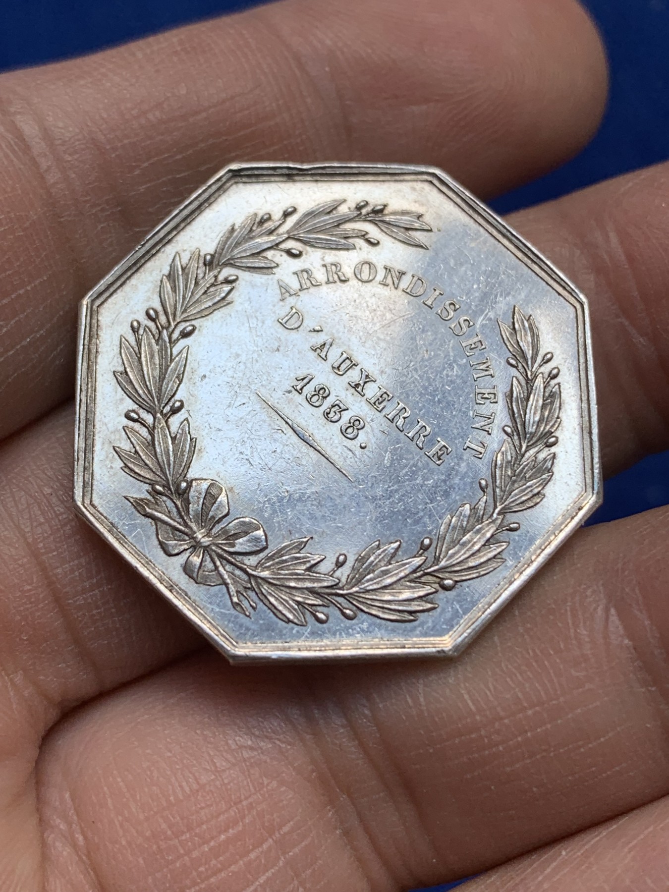 《竞宝斋》八角与章专场 第217场-周日，周一 2场 (全场包邮) 法国银质八角代币，欧赛尔公证人，13.02g，30.8mm，神灯边铭，全能之眼