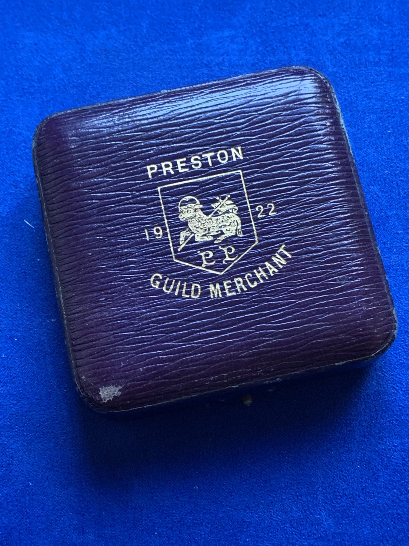 《竞宝斋》八角与章专场 第217场-周日，周一 2场 (全场包邮) 英国普雷斯顿商人公会铜章，正面是普雷斯顿市长和女市长的连体肖像，66.2g，51.1mm