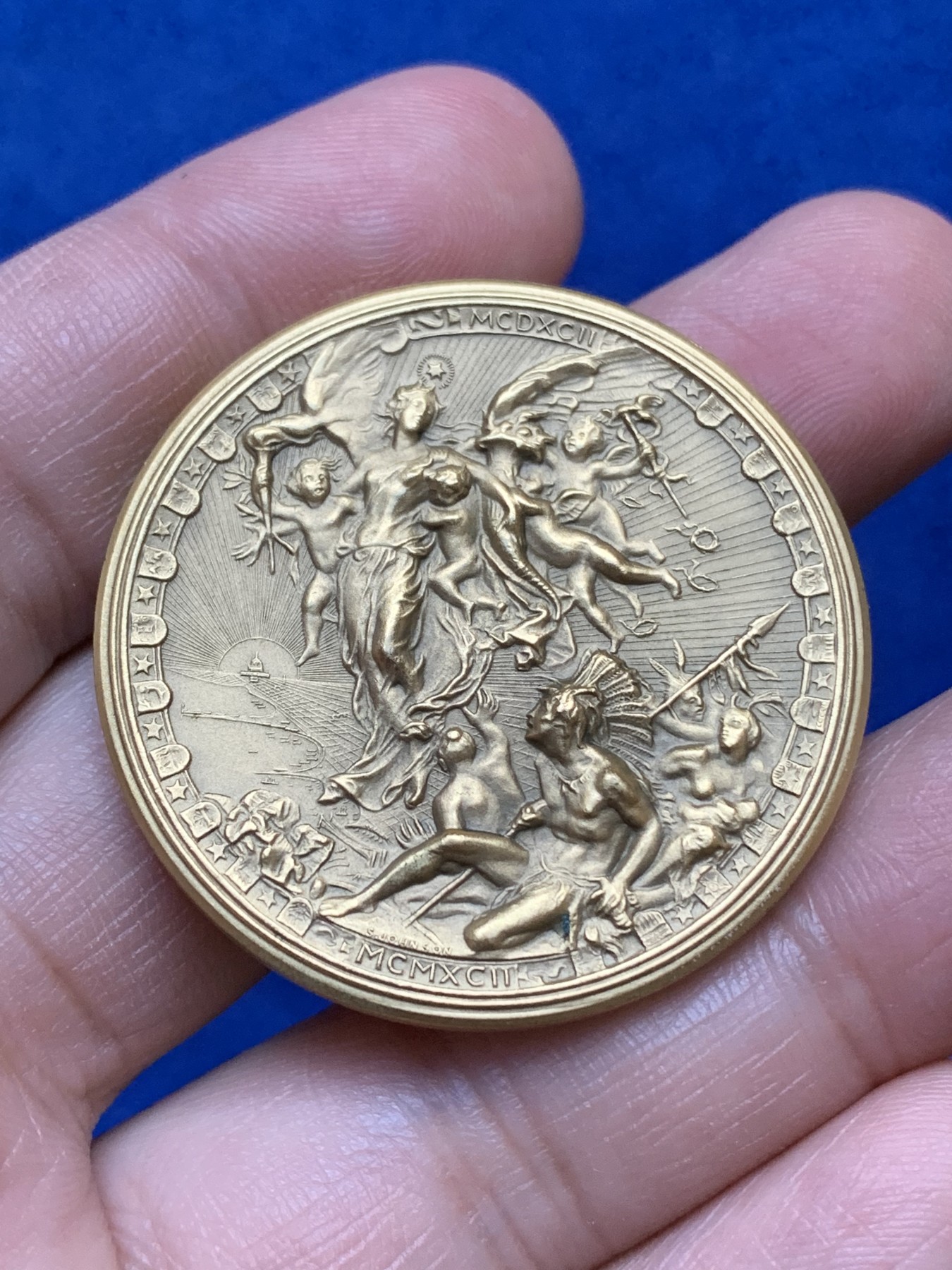 《竞宝斋》八角与章专场 第217场-周日，周一 2场 (全场包邮) 意大利哥伦布发现美洲大陆500周年超高浮雕镀金铜章，30.9g，39.4mm