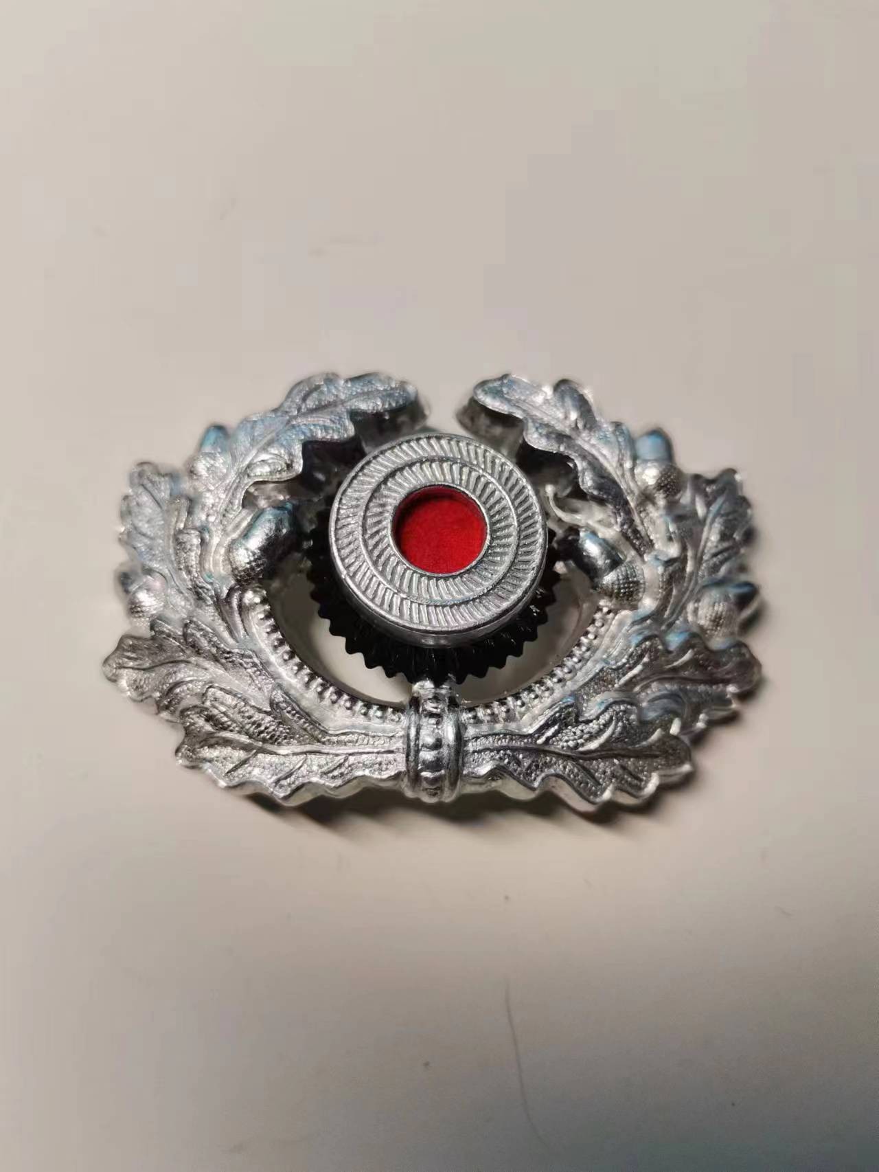 阿娜斯塔西亚军事题材拍卖第四期 德三国防军士官中期铝质大檐帽帽徽（极美品编号17）