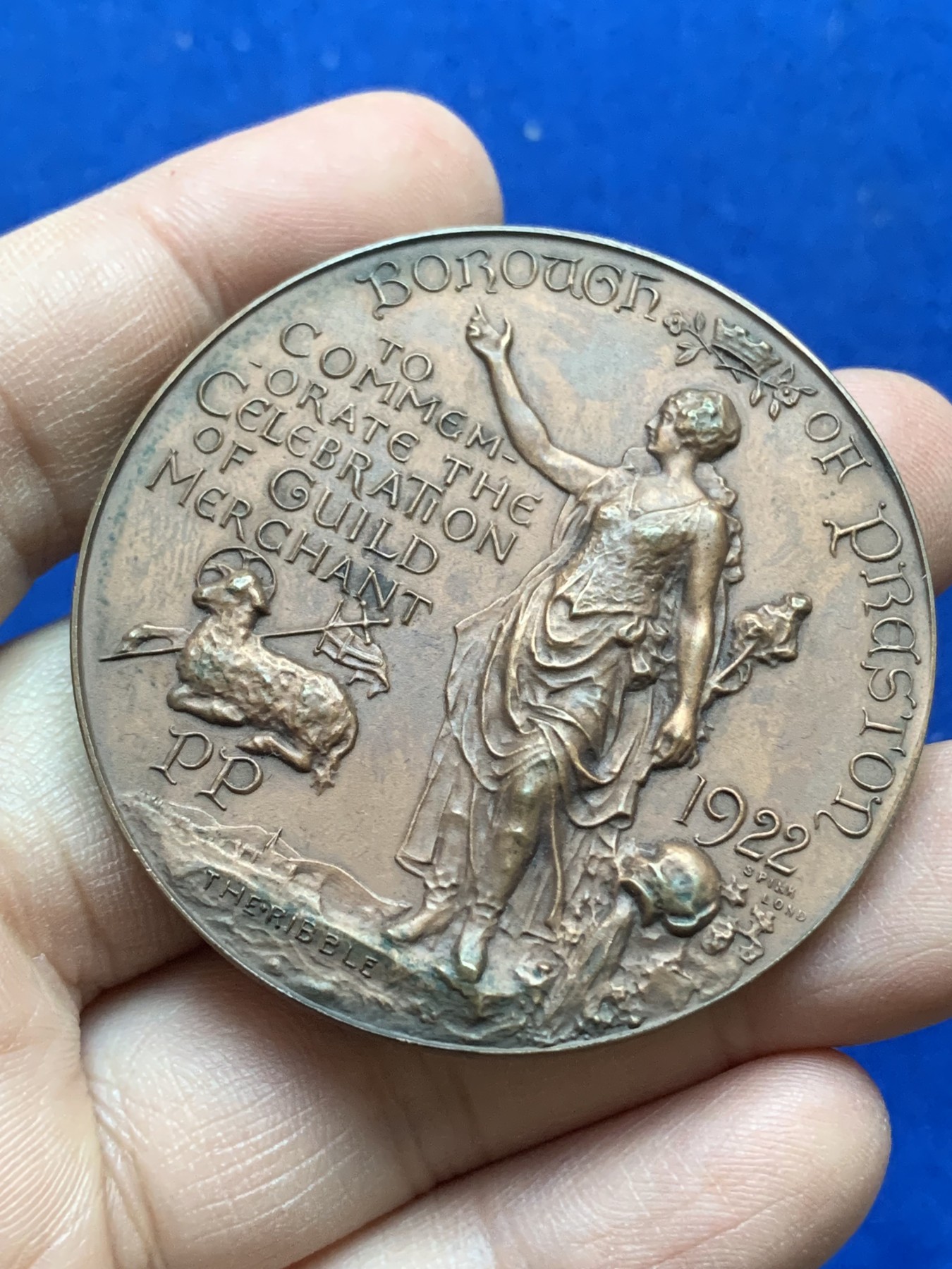 《竞宝斋》八角与章专场 第217场-周日，周一 2场 (全场包邮) 英国普雷斯顿商人公会铜章，正面是普雷斯顿市长和女市长的连体肖像，66.2g，51.1mm