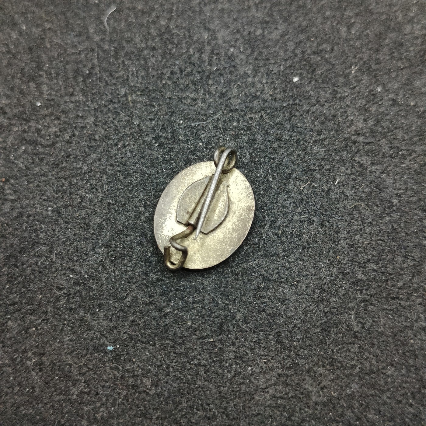 全场0元起拍 第110期 咸鱼国勋章拍卖专场 11月19日（周三）下午6：00开始 东德社会统一党珐琅党徽