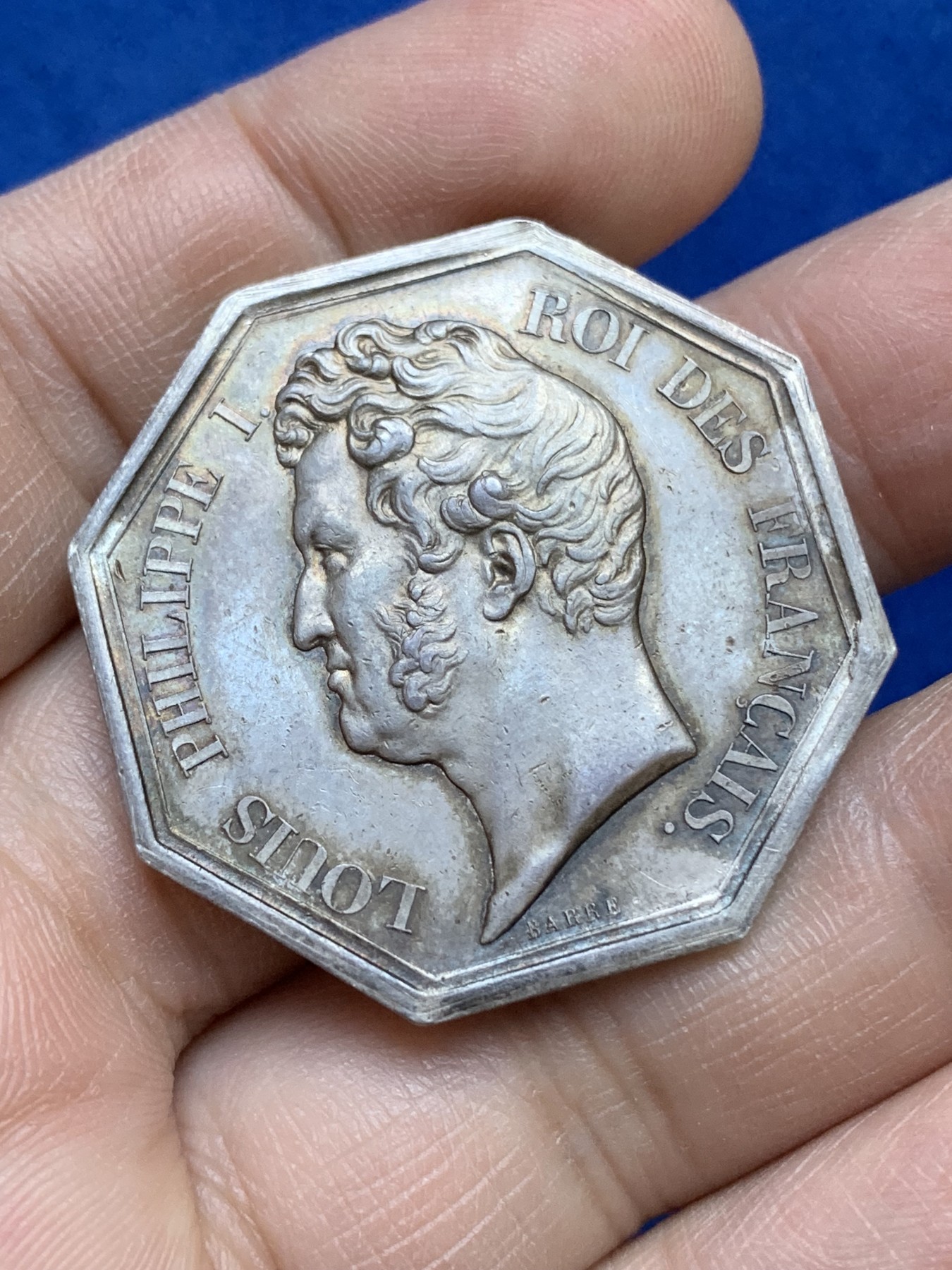 《竞宝斋》八角与章专场 第217场-周日，周一 2场 (全场包邮) 法国巴黎证券交易所八角银质代币，19.39g，36.3mm，神灯边铭，黄油包浆