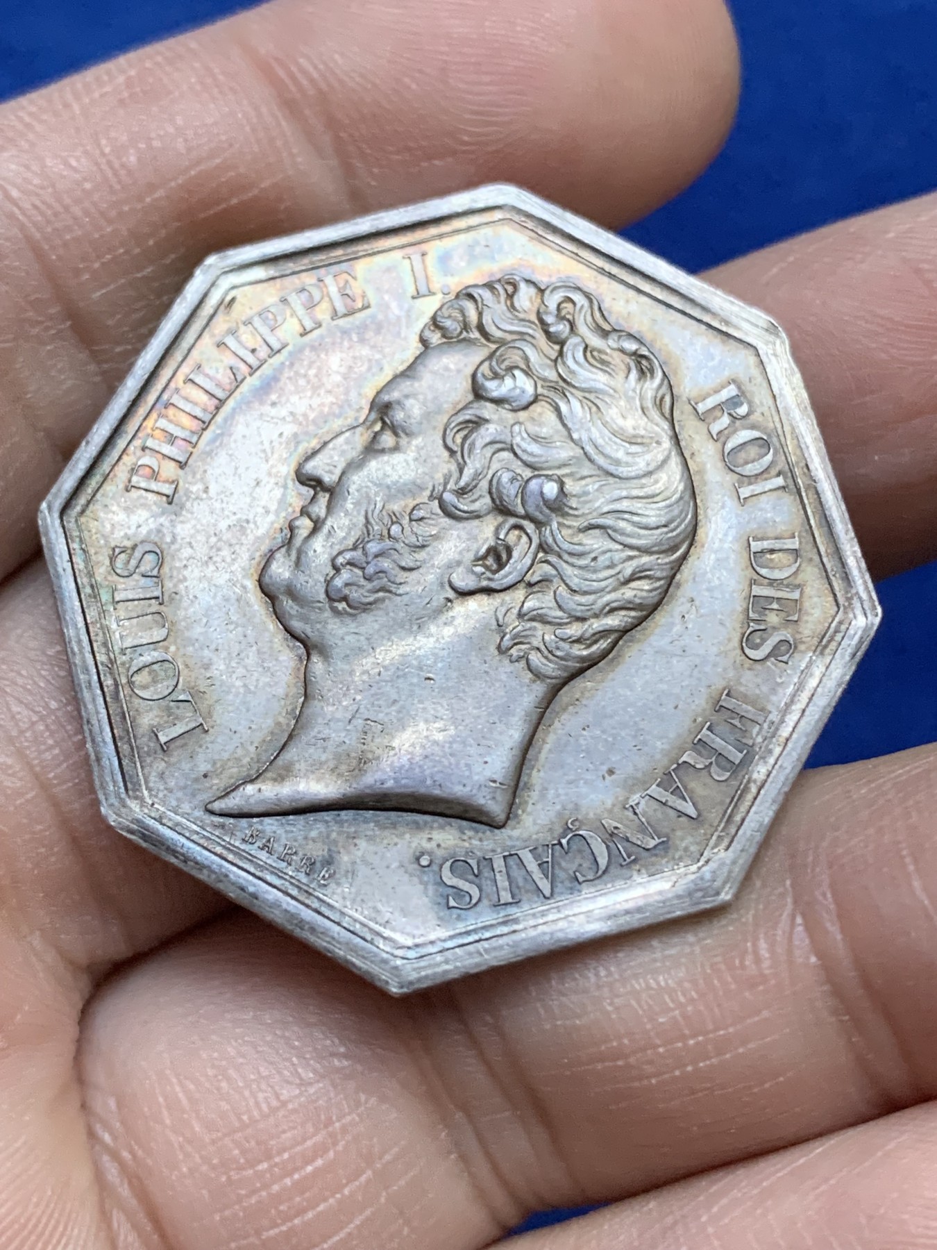 《竞宝斋》八角与章专场 第217场-周日，周一 2场 (全场包邮) 法国巴黎证券交易所八角银质代币，19.39g，36.3mm，神灯边铭，黄油包浆