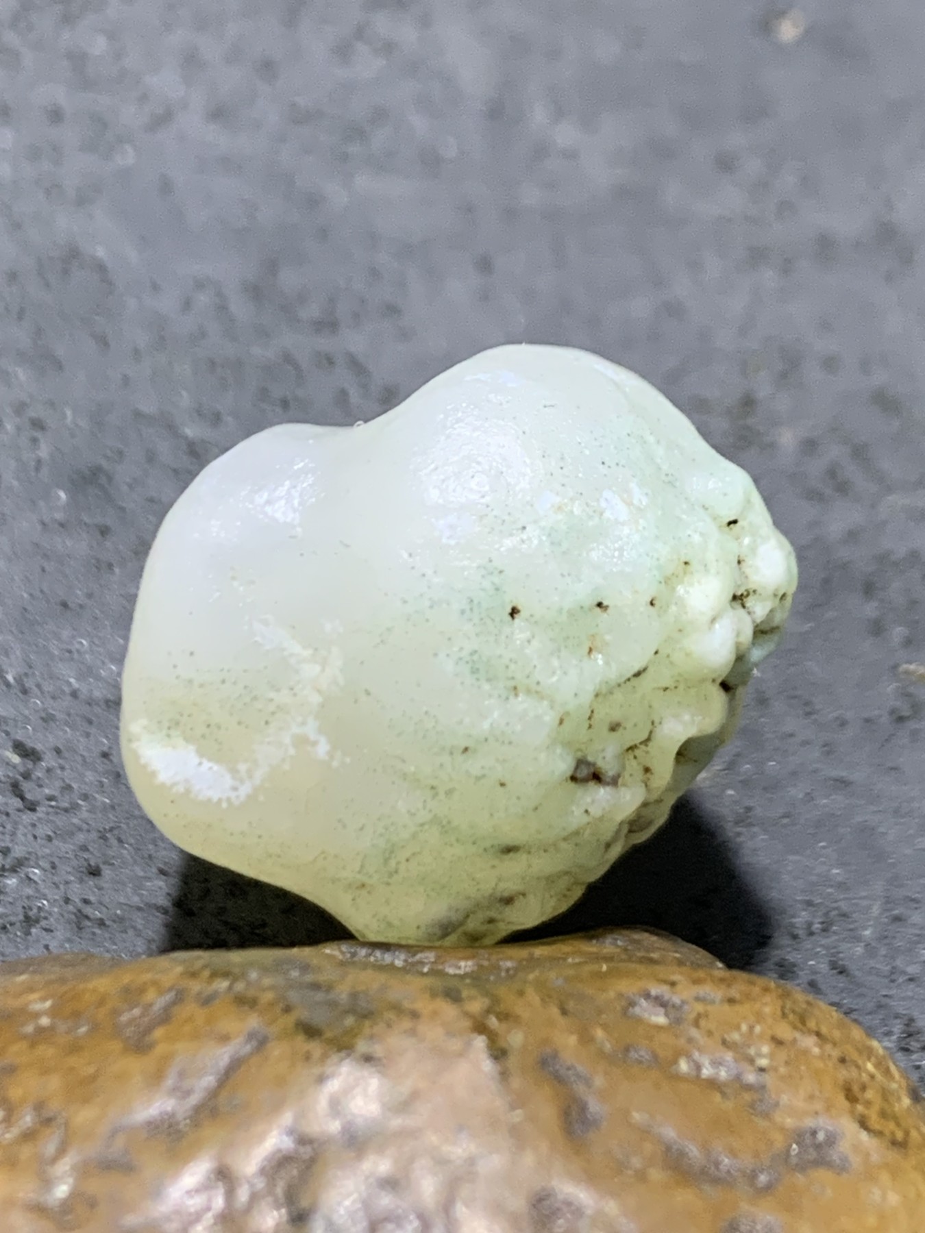 精美天然蜂窝阿拉善玛瑙原石吊坠一个，