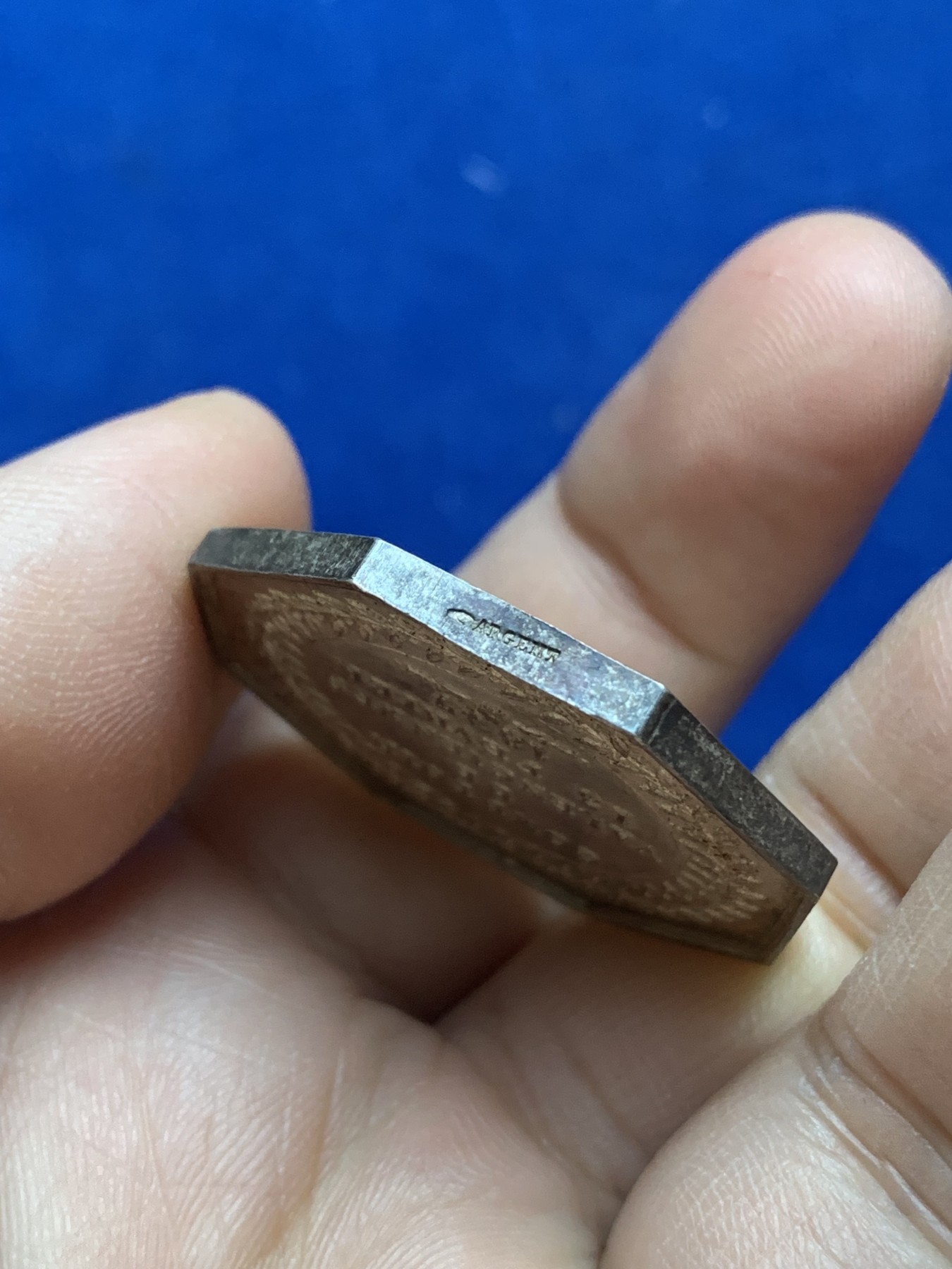 《竞宝斋》八角与章专场 第217场-周日，周一 2场 (全场包邮) 法国保险信用联盟八角银质代币，18.81g，34.4mm，手指边铭，超高浮雕的设计，少见的墨丘利女性形象，细节极好，五彩包浆