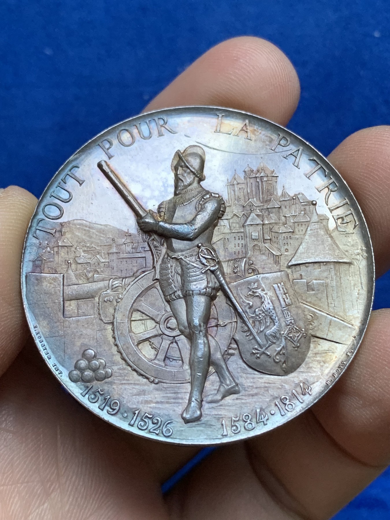 《竞宝斋》八角与章专场 第217场-周日，周一 2场 (全场包邮) 瑞士日内瓦射击节高浮雕银章，37.58g，45.4mm ，正面上方一条线留银