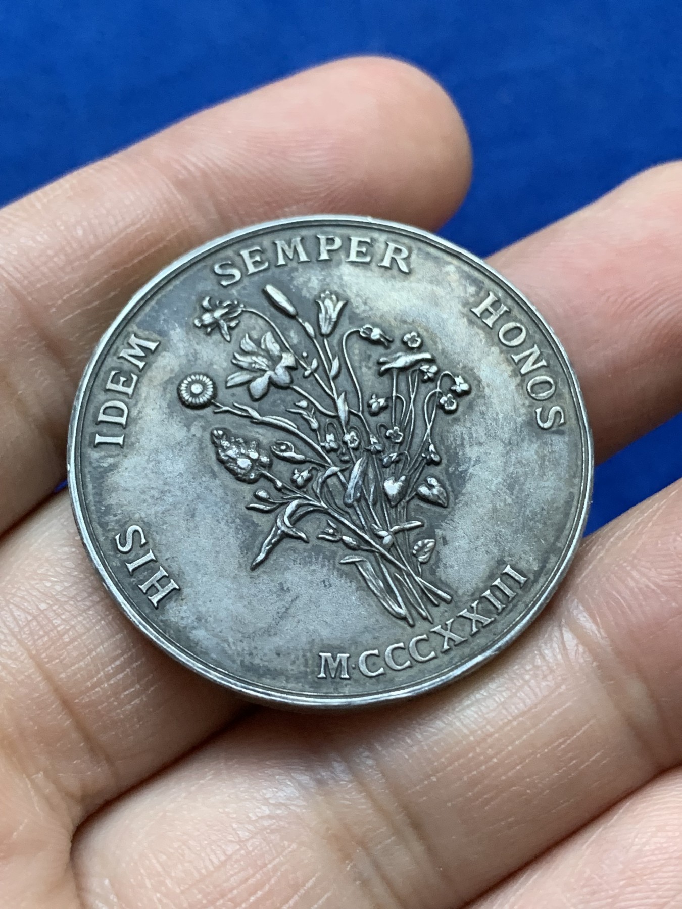 《竞宝斋》八角与章专场 第217场-周日，周一 2场 (全场包邮) 法国图卢兹花卉银质jeton，23.38g，35.7mm，丰饶角2银标，边有磕