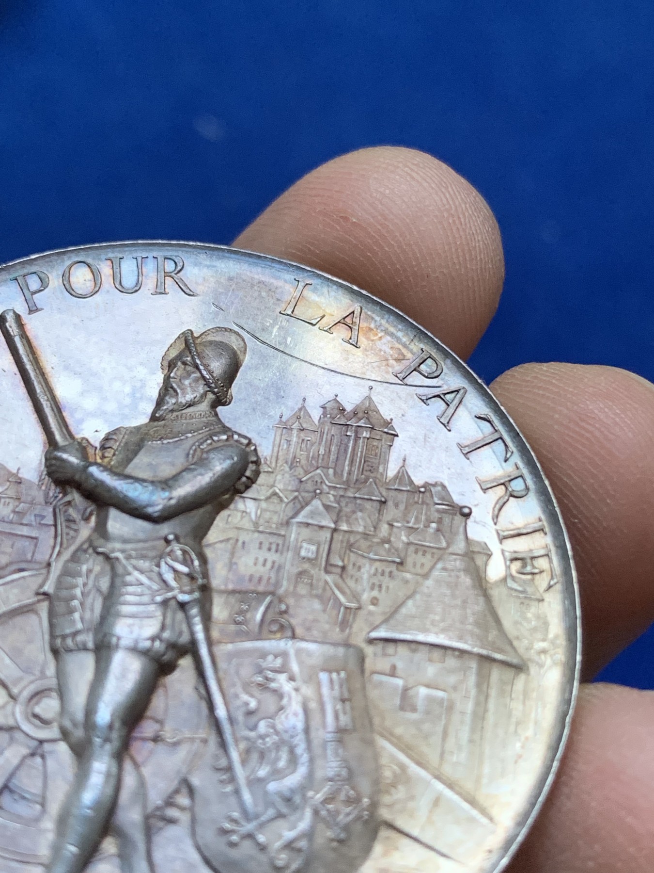 《竞宝斋》八角与章专场 第217场-周日，周一 2场 (全场包邮) 瑞士日内瓦射击节高浮雕银章，37.58g，45.4mm ，正面上方一条线留银