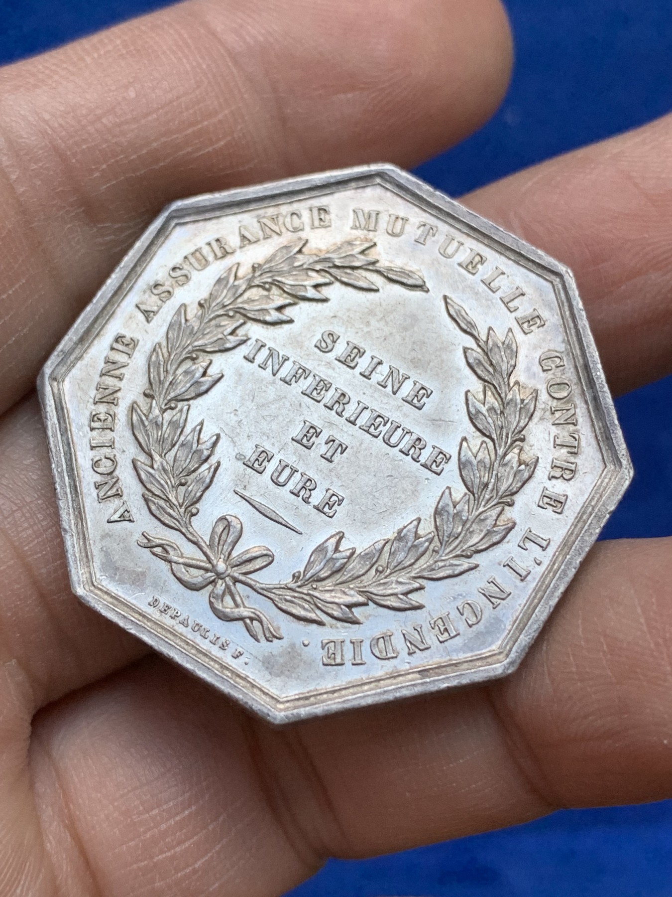 《竞宝斋》八角与章专场 第217场-周日，周一 2场 (全场包邮) 法国八角银章，塞纳河火灾共同基金，22.96g，36.3mm，蜜蜂边铭