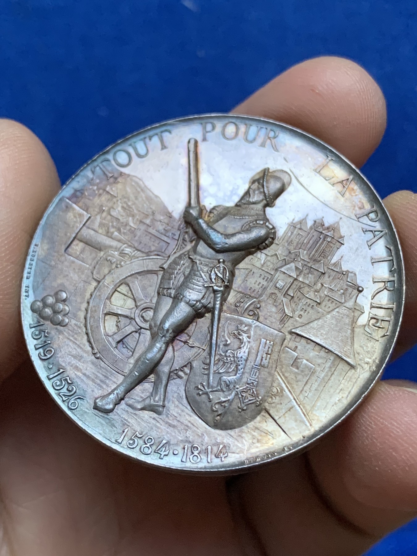 《竞宝斋》八角与章专场 第217场-周日，周一 2场 (全场包邮) 瑞士日内瓦射击节高浮雕银章，37.58g，45.4mm ，正面上方一条线留银