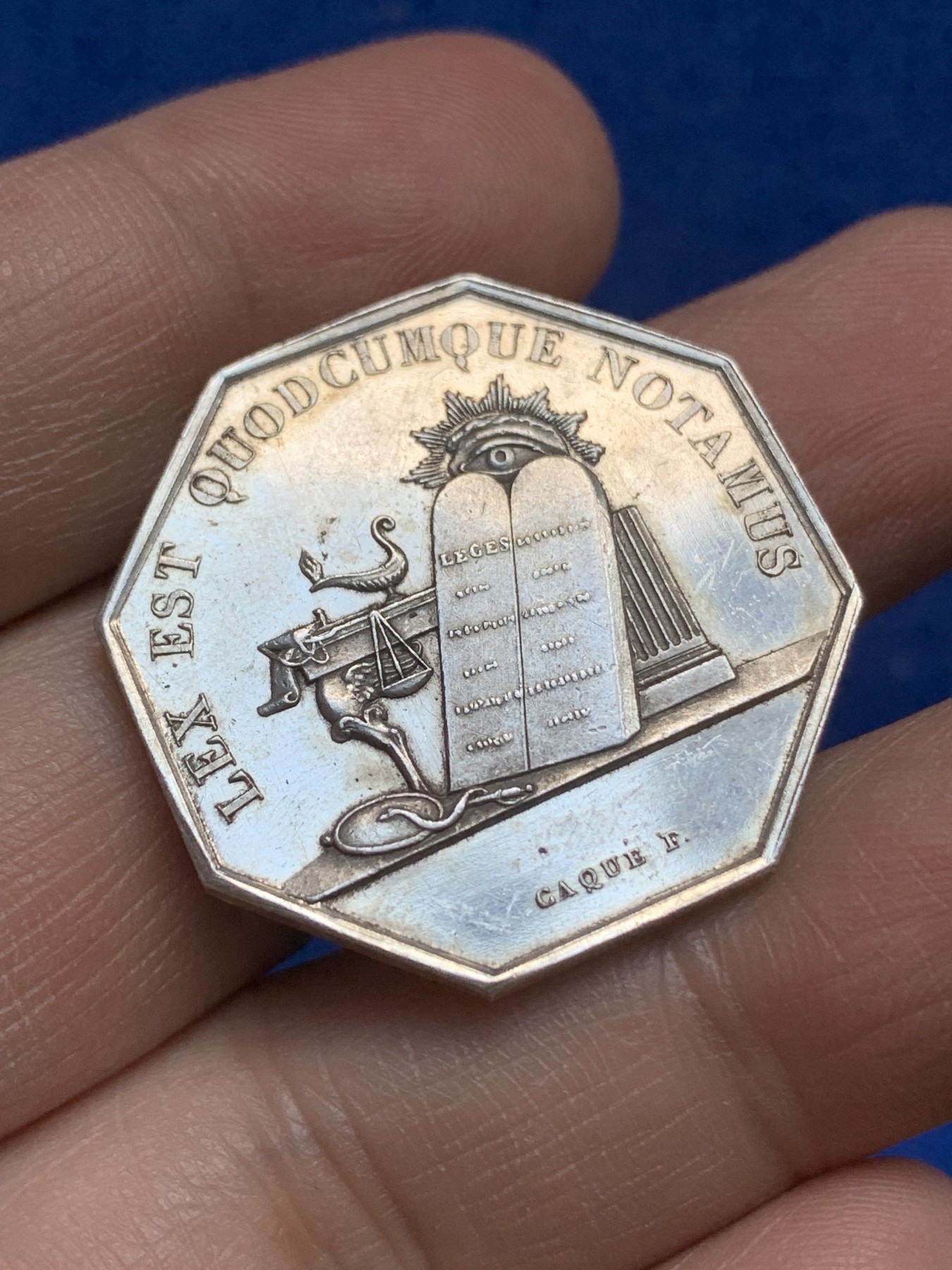 《竞宝斋》八角与章专场 第217场-周日，周一 2场 (全场包邮) 法国银质八角代币，欧赛尔公证人，13.02g，30.8mm，神灯边铭，全能之眼