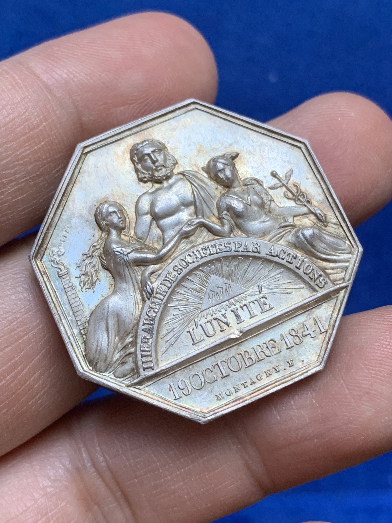 《竞宝斋》八角与章专场 第217场-周日，周一 2场 (全场包邮) 法国保险信用联盟八角银质代币，18.81g，34.4mm，手指边铭，超高浮雕的设计，少见的墨丘利女性形象，细节极好，五彩包浆