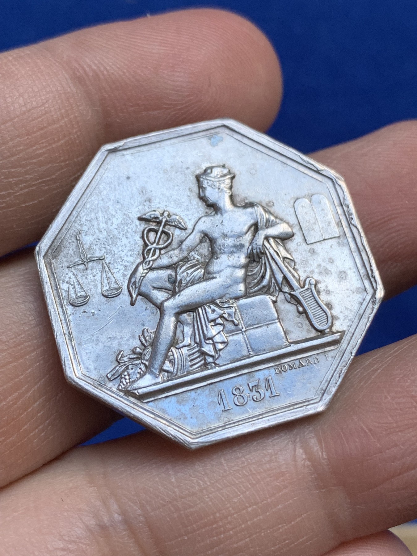 《竞宝斋》八角与章专场 第217场-周日，周一 2场 (全场包邮) 法国政府法律与法律专员银质八角代币，15.84g，30.7mm，手指边铭