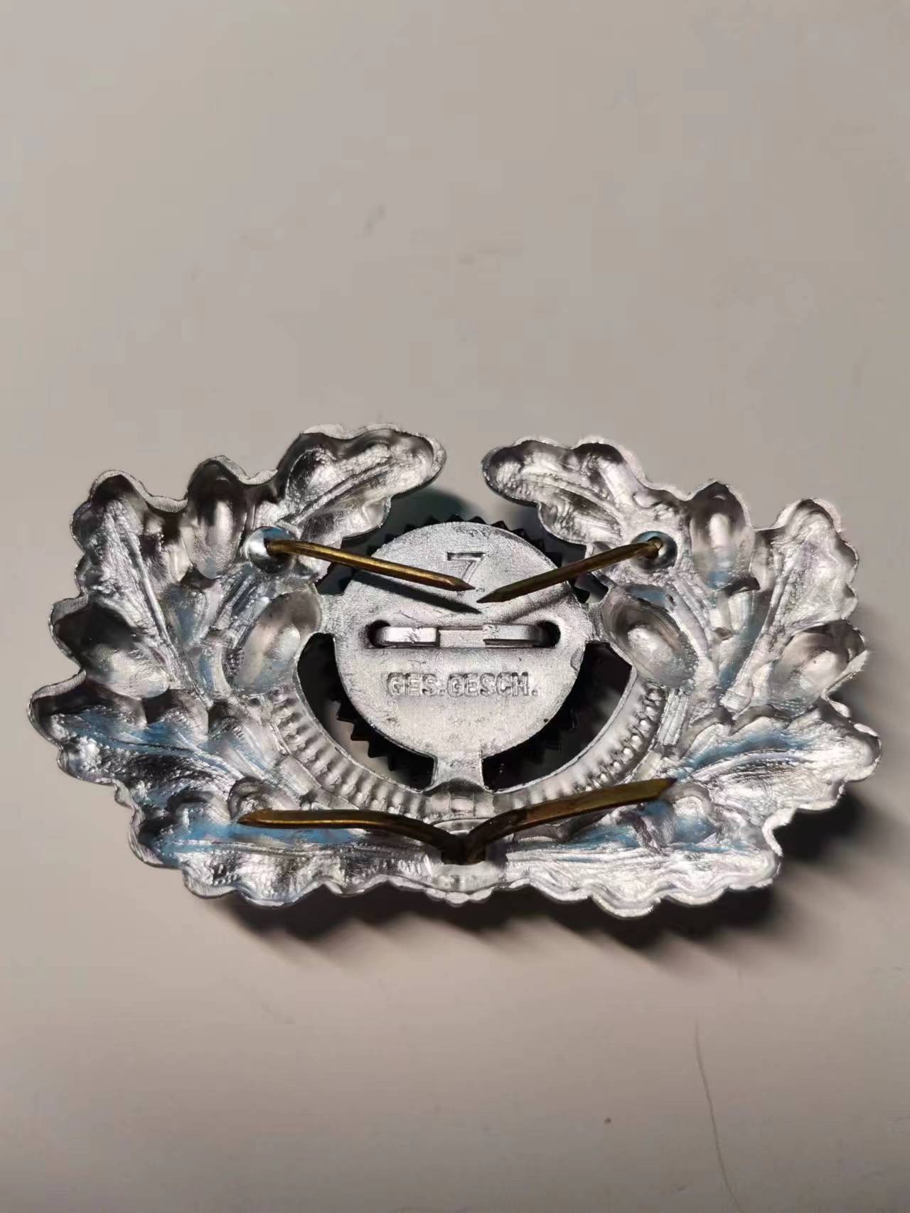 阿娜斯塔西亚军事题材拍卖第四期 德三国防军士官中期铝质大檐帽帽徽（极美品编号7）