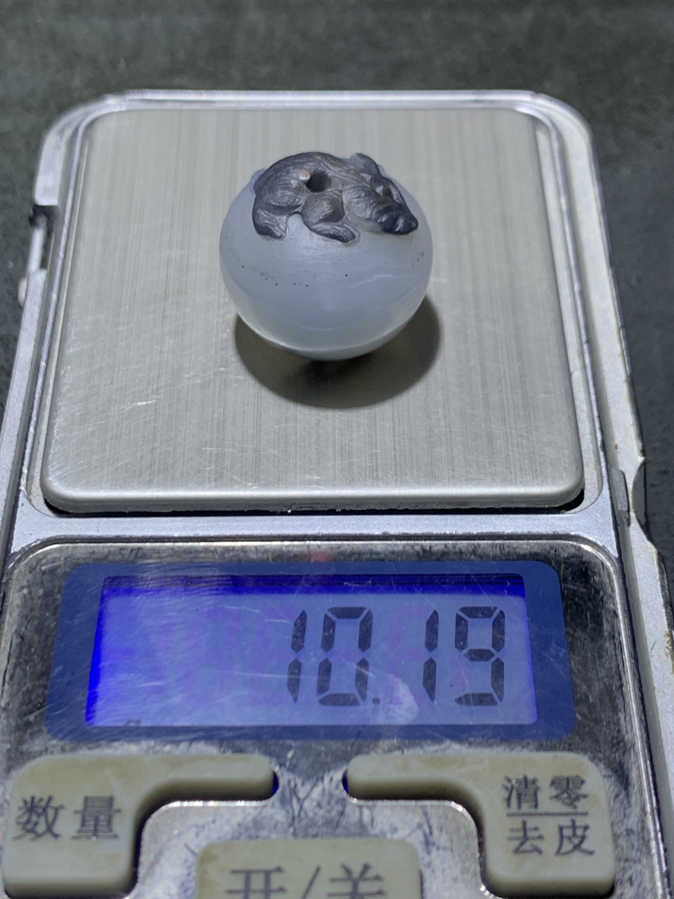 精美高玉化水墨纹亚光海洋玉髓手工俏色巧雕玉兔（兔飞猛进）随形2.0圆珠一个！