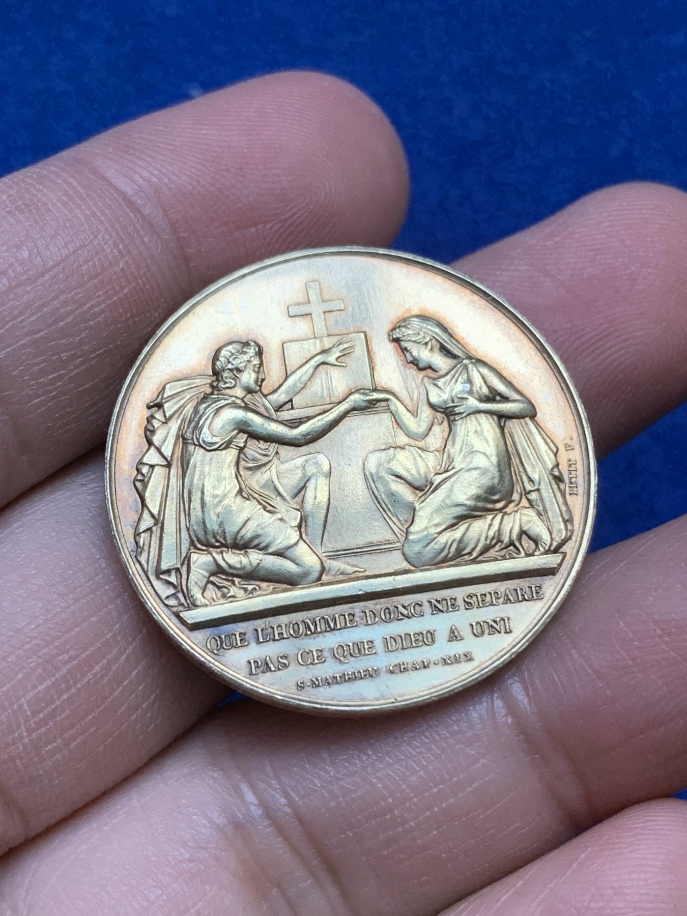 《竞宝斋》八角与章专场 第217场-周日，周一 2场 (全场包邮) 法国结婚纪念镀金银章，13.97g，31.8mm，手指边铭