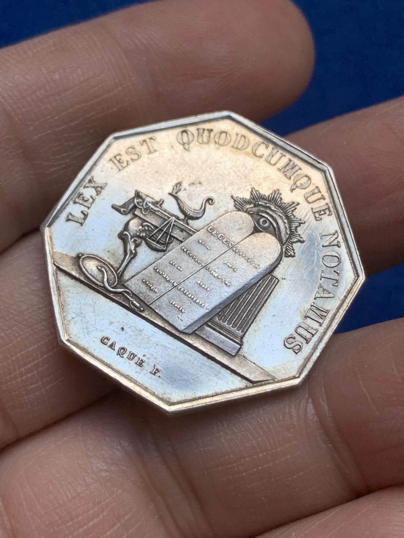 《竞宝斋》八角与章专场 第217场-周日，周一 2场 (全场包邮) 法国银质八角代币，欧赛尔公证人，13.02g，30.8mm，神灯边铭，全能之眼