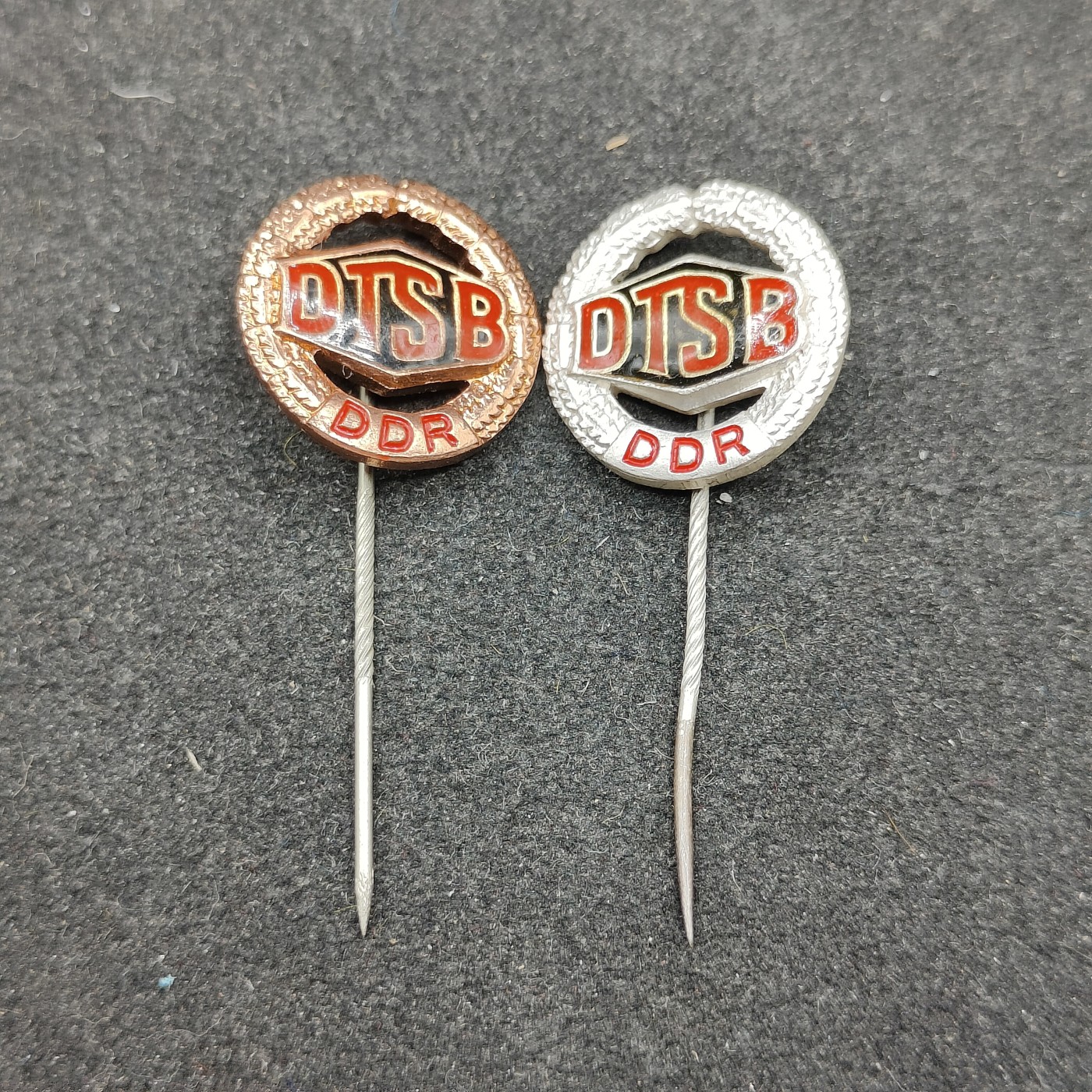 全场0元起拍 第110期 咸鱼国勋章拍卖专场 11月19日（周三）下午6：00开始 东德dtsb徽章十个