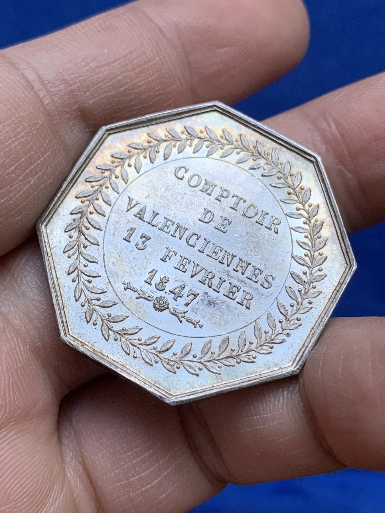 《竞宝斋》八角与章专场 第217场-周日，周一 2场 (全场包邮) 法国保险信用联盟八角银质代币，18.81g，34.4mm，手指边铭，超高浮雕的设计，少见的墨丘利女性形象，细节极好，五彩包浆