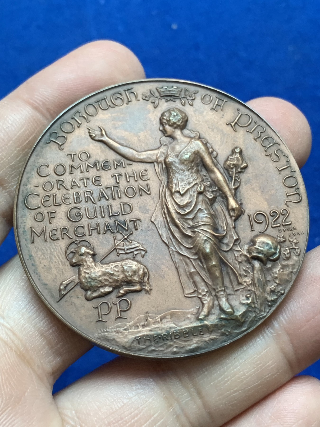 《竞宝斋》八角与章专场 第217场-周日，周一 2场 (全场包邮) 英国普雷斯顿商人公会铜章，正面是普雷斯顿市长和女市长的连体肖像，66.2g，51.1mm