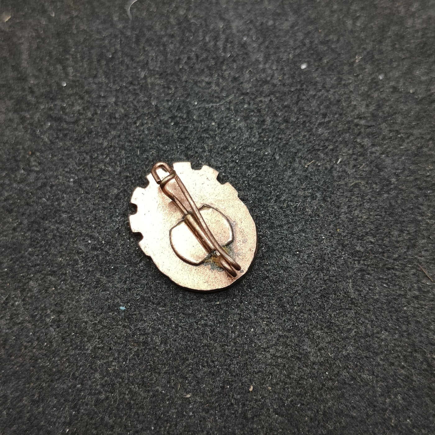 全场0元起拍 第110期 咸鱼国勋章拍卖专场 11月19日（周三）下午6：00开始 东德gst珐琅技能章