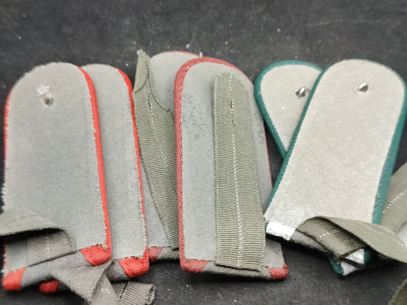 全场0元起拍 第110期 咸鱼国勋章拍卖专场 11月19日（周三）下午6：00开始 东德人民军肩章三对，其中有史塔西马裤呢底板样式