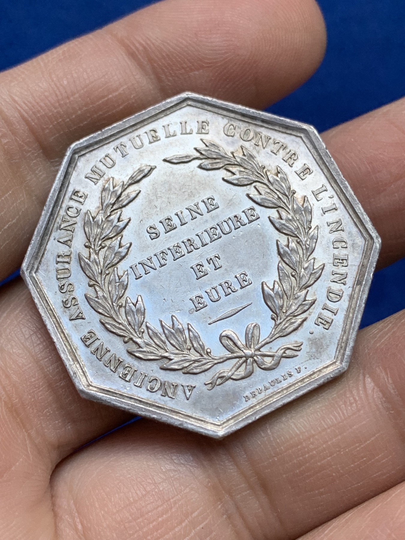 《竞宝斋》八角与章专场 第217场-周日，周一 2场 (全场包邮) 法国八角银章，塞纳河火灾共同基金，22.96g，36.3mm，蜜蜂边铭