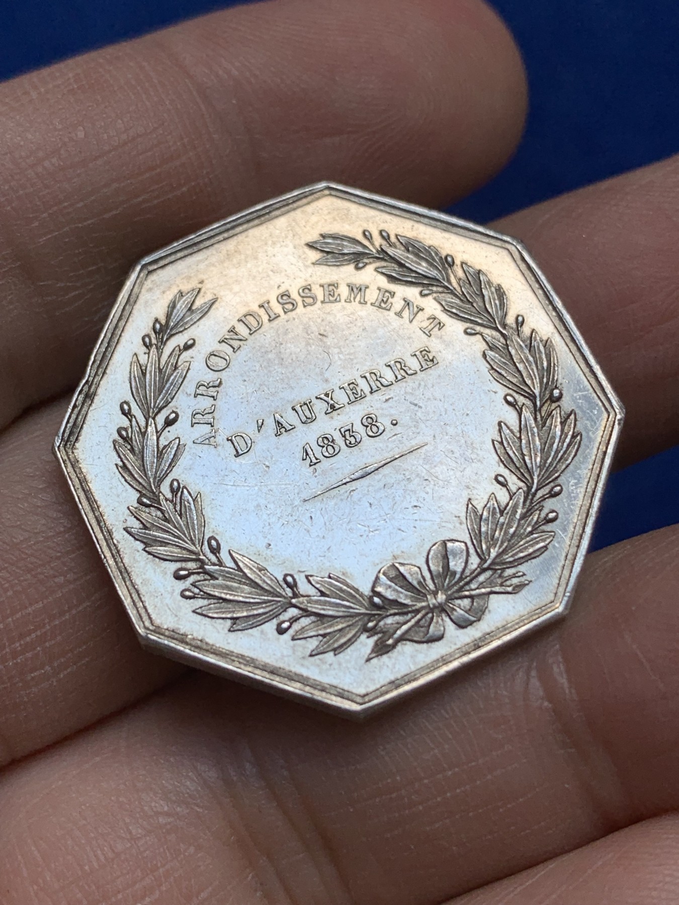 《竞宝斋》八角与章专场 第217场-周日，周一 2场 (全场包邮) 法国银质八角代币，欧赛尔公证人，13.02g，30.8mm，神灯边铭，全能之眼